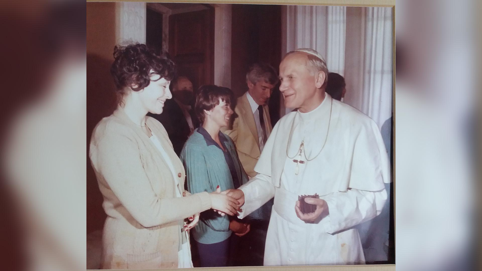 Margaret gyda'r Pab John Paul II