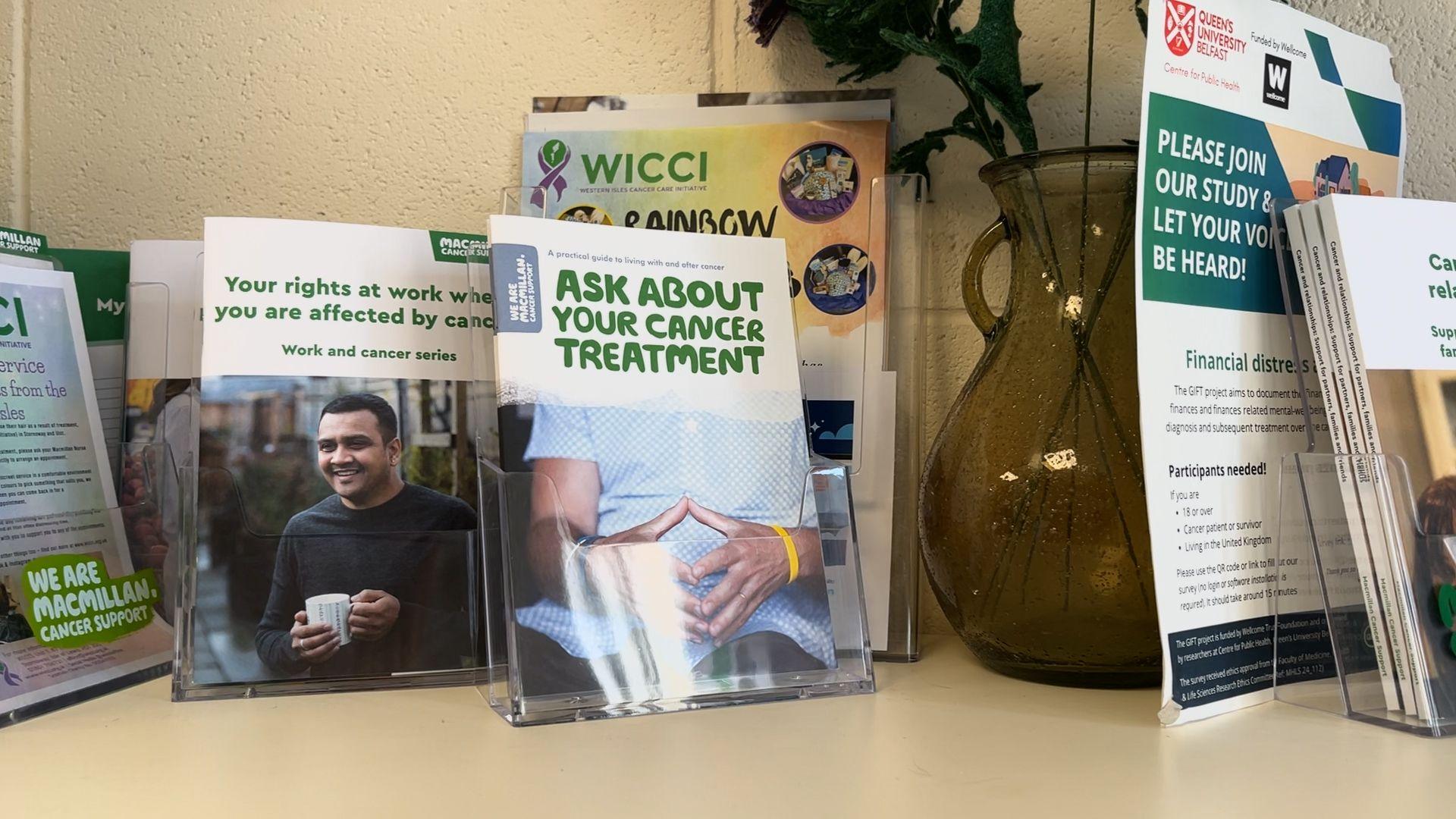 Dealbh de bhileagan fiosrachaidh mu dheidhinn taic a tha ri fhaighinn do dhaoine a tha beò le aillse. 