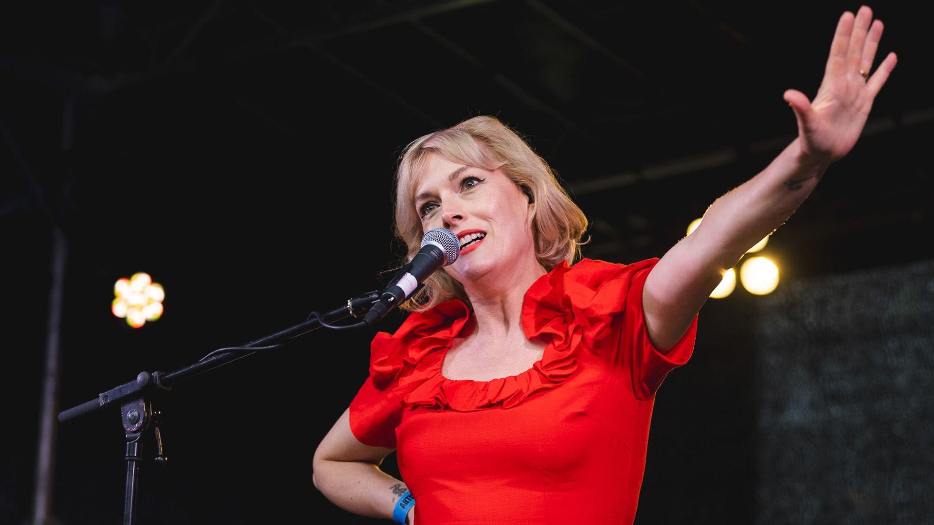 Gwenno Saunders yn perfformio
