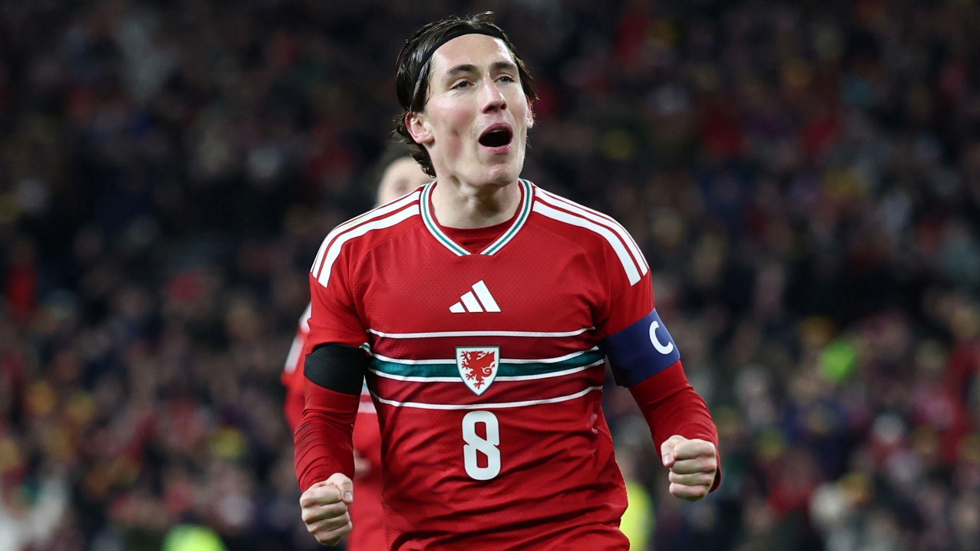 Harry Wilson yn dathlu i Gymru