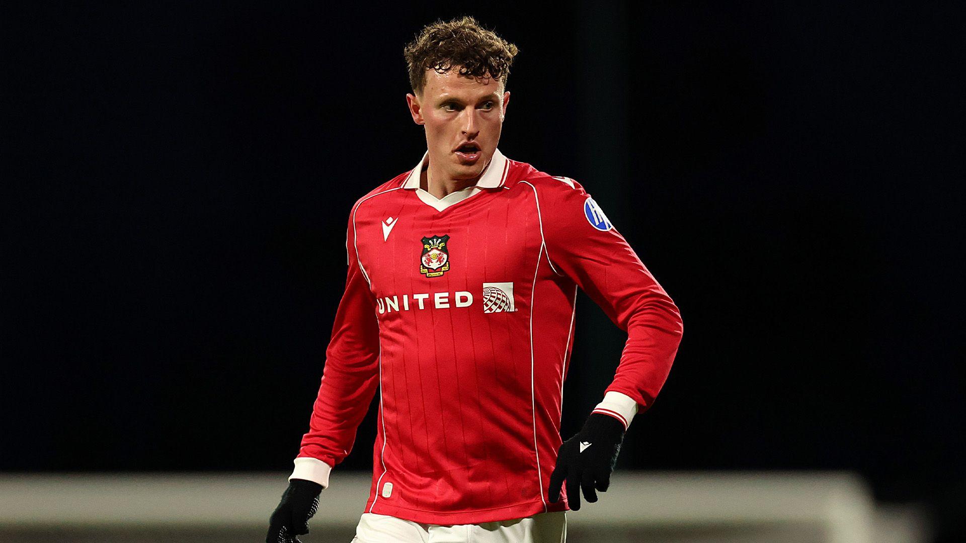 Nathan Broadhead yn chwarae pêl droed