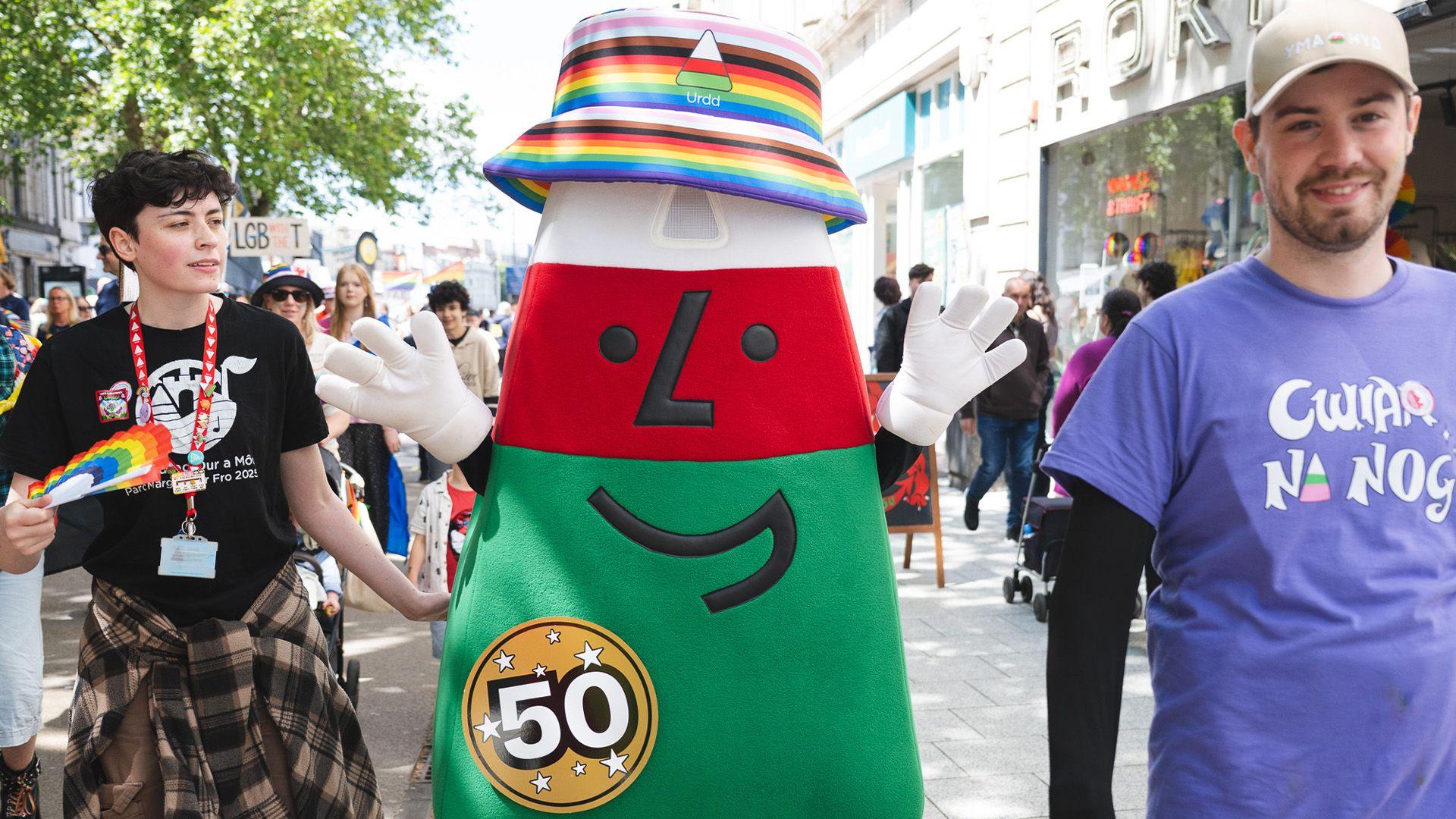 Fe ymunodd Mr Urdd yn yr hwyl - ag yntau wedi bod yng Nghasnewydd yn gynharach yn y dydd!