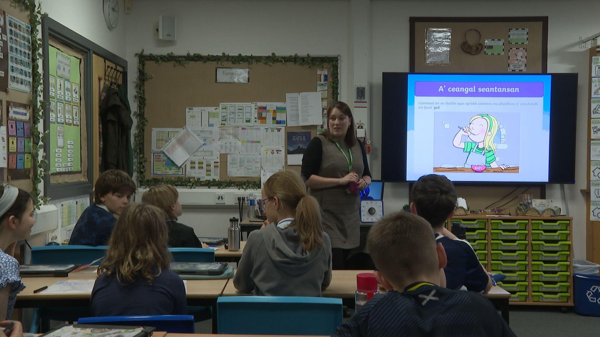 Shona NicLeòid a' teagasg ann am Bun-sgoil Ghàidhlig Inhbhir Nis 