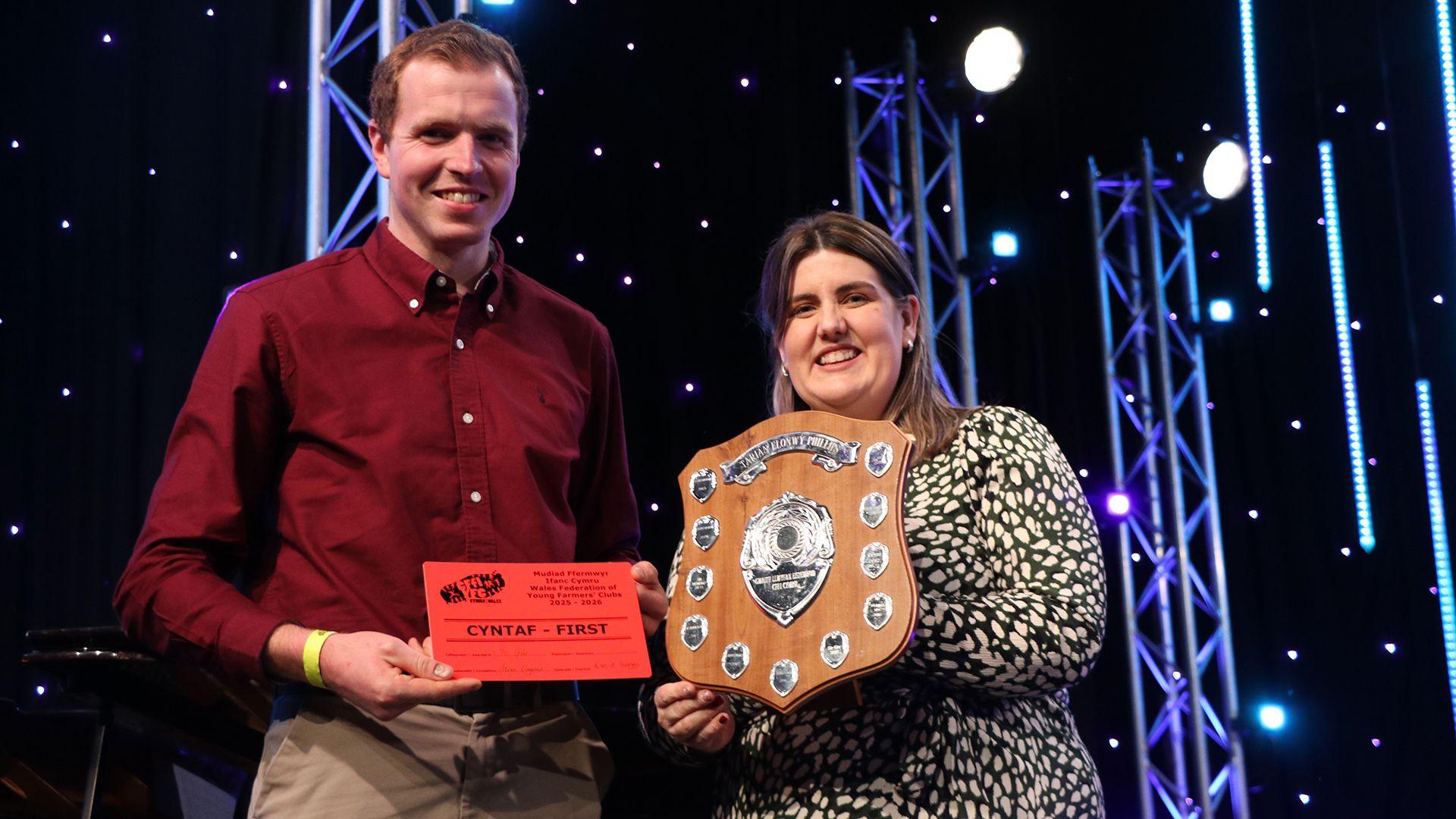 Tarian Elonwy Phillips yn cael ei chyflwyno i Sir Gâr