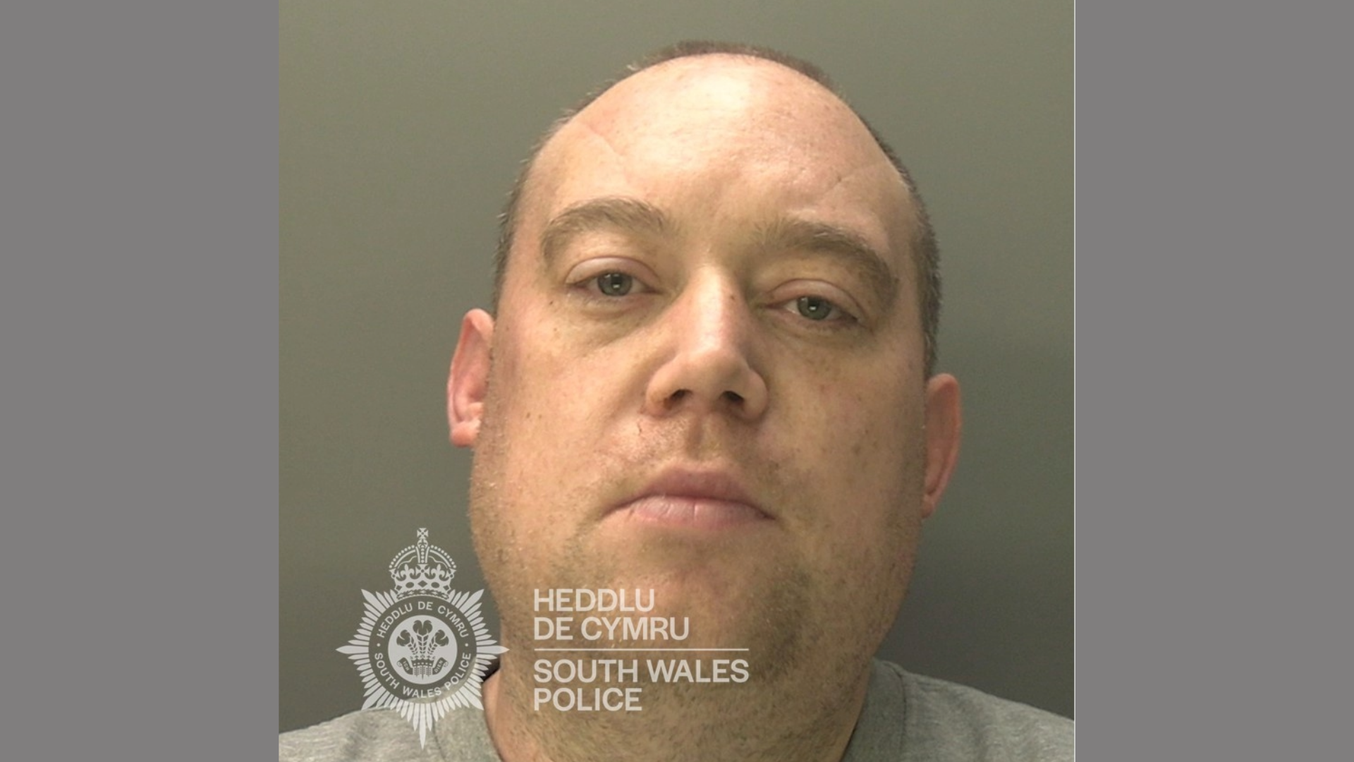 Derbyniodd Daniel Cozens ddedfryd o flwyddyn ac wyth mis