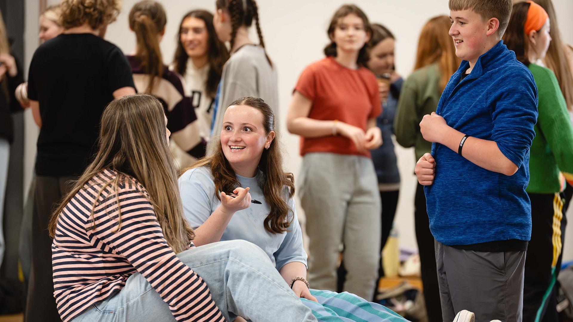 Tri o bobl ifanc yn sgwrsio