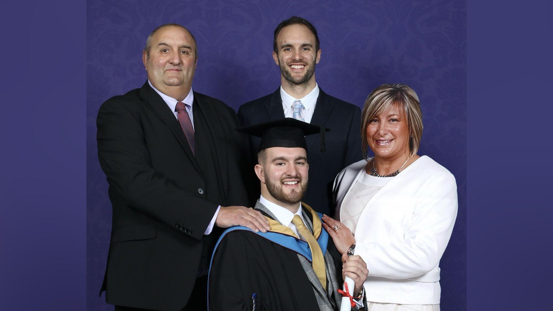 Llun Steffan yn graddio gyda'i deulu