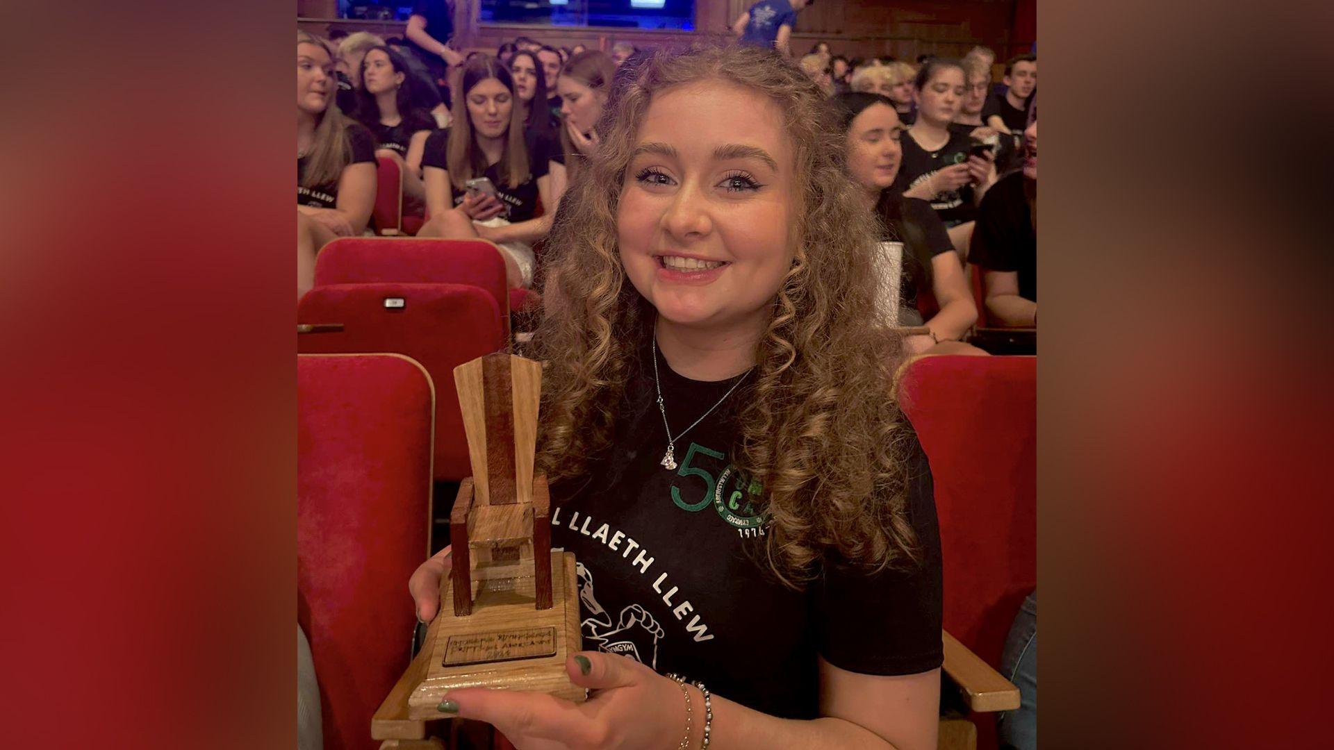 Nanw gyda thlws Cadair Eisteddfod Rhyng-gol 2024