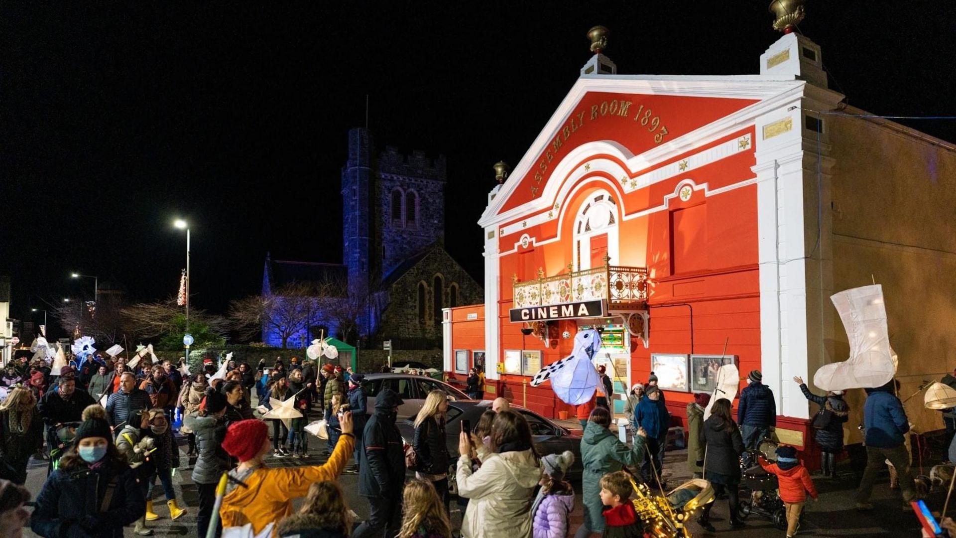 Mae'r sinema'n cynnal digwyddiadau o bob math i ddod â'r gymuned at ei gilydd 