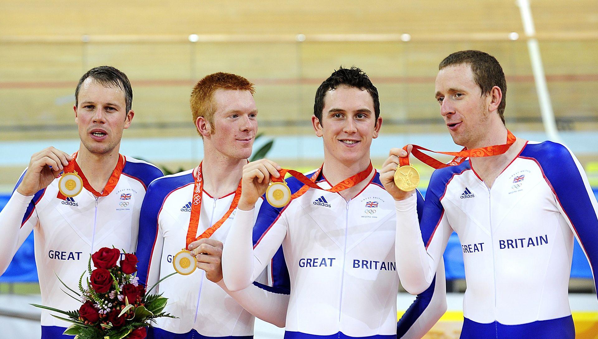 Paul Manning, Ed Clancy, Geraint Thomas a Bradley Wiggins gyda medalau aur.