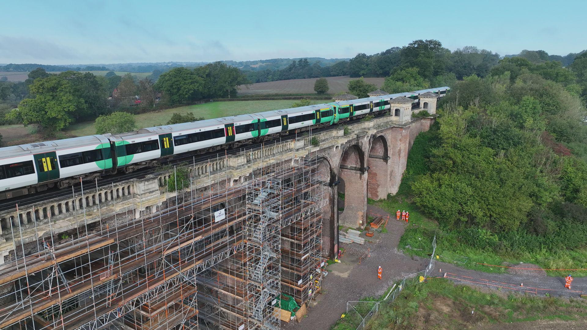 A train crossing the Ouse Valley Viaduct