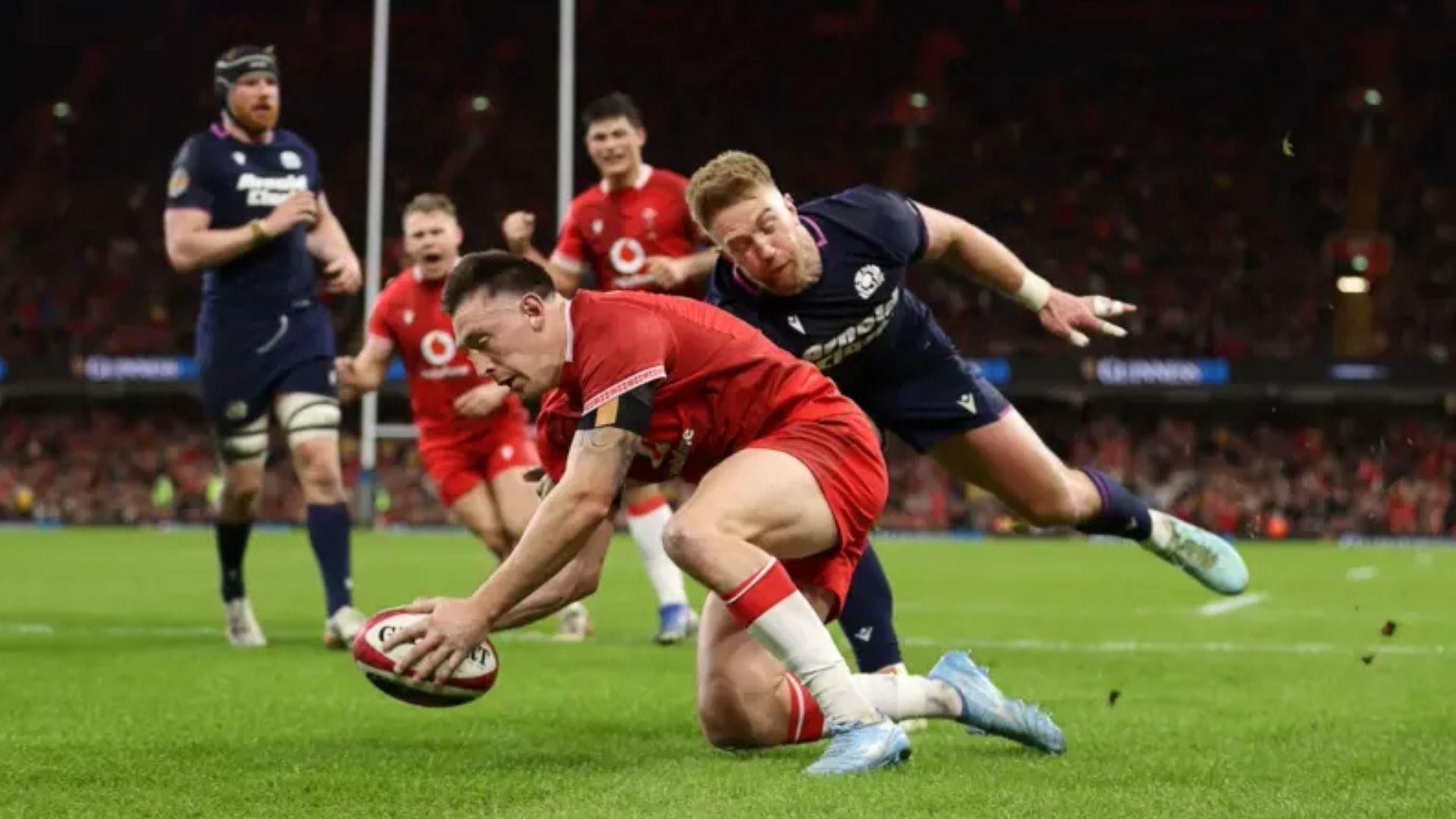 Llun o Josh Adams yn sgorio cais i Gymru