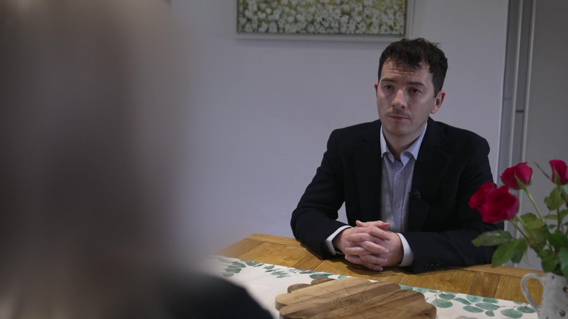 Y fam yn siarad gyda Gareth Pennant