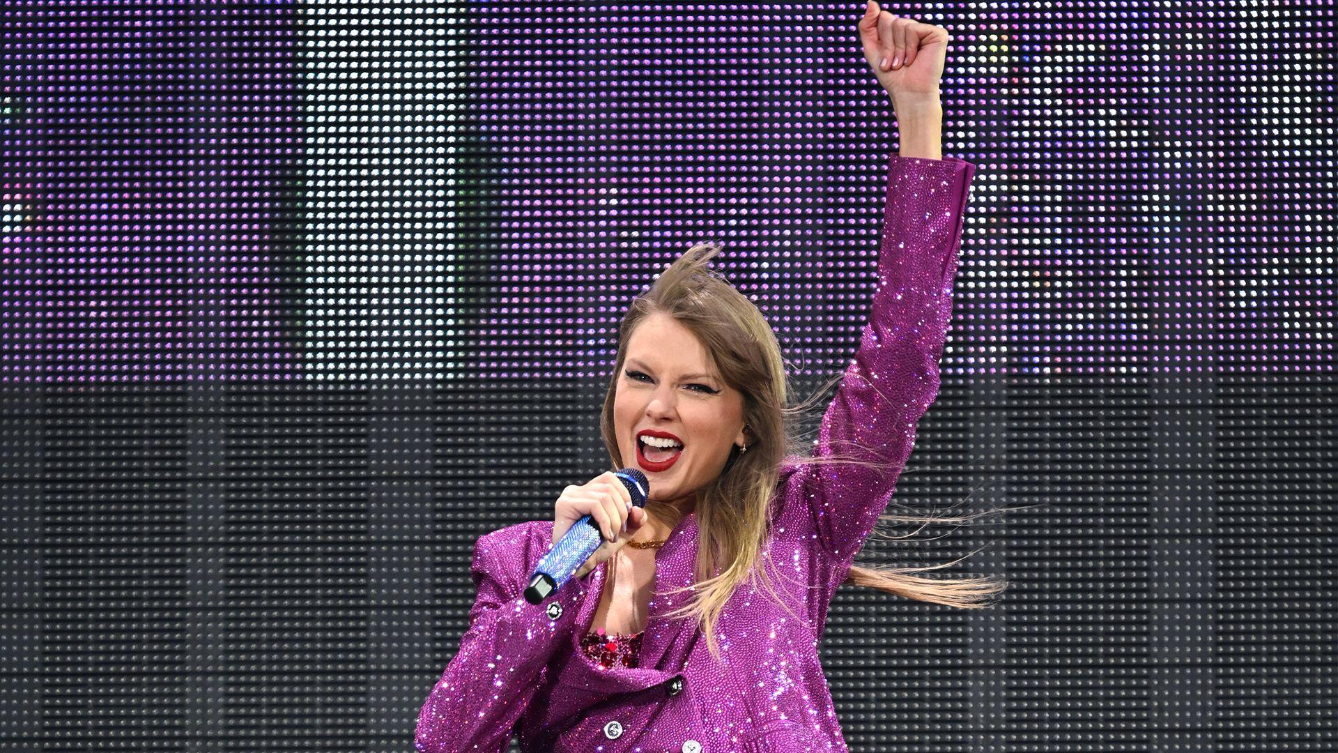 Taylor Swift cheering whilst live in Liverpool