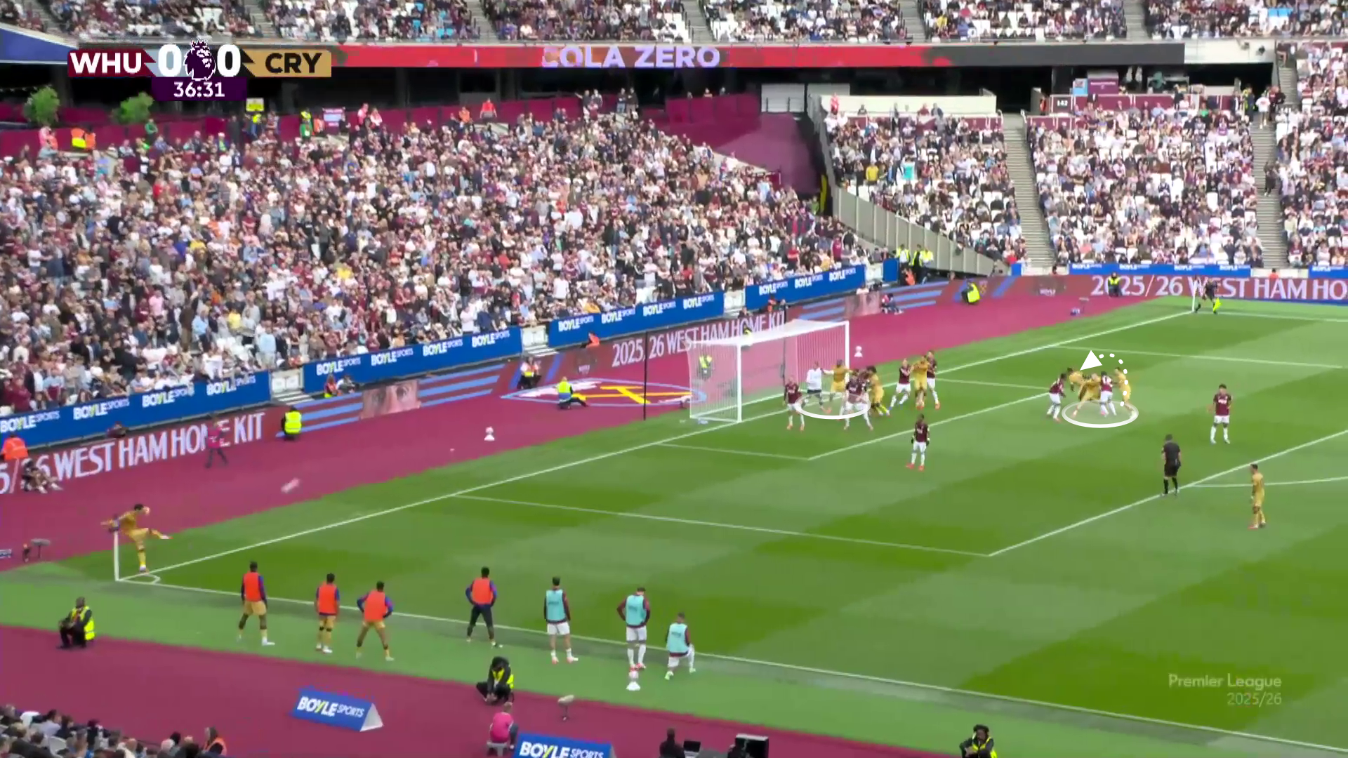 A screengrab showing a corner routine from Crystal Palace against West Ham, highlighting the blocking tactics Mateta used on the goalkeeper and Wharton used at the back post.