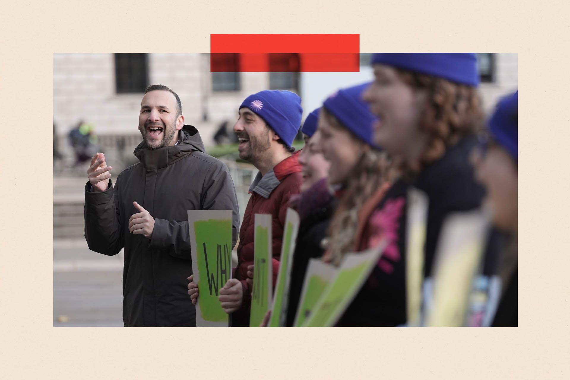 Lideri i Partisë së Gjelbër, Zack Polanski, qëndron në një rresht me aktivistë të tjerë