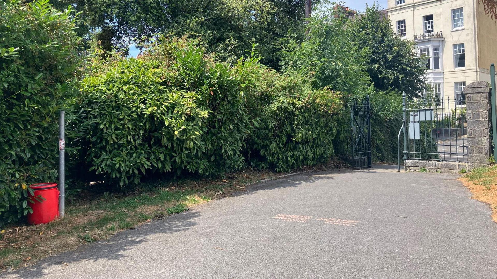 Cloddiau ger mynediad Parc Caerfyrddin o Deras Picton