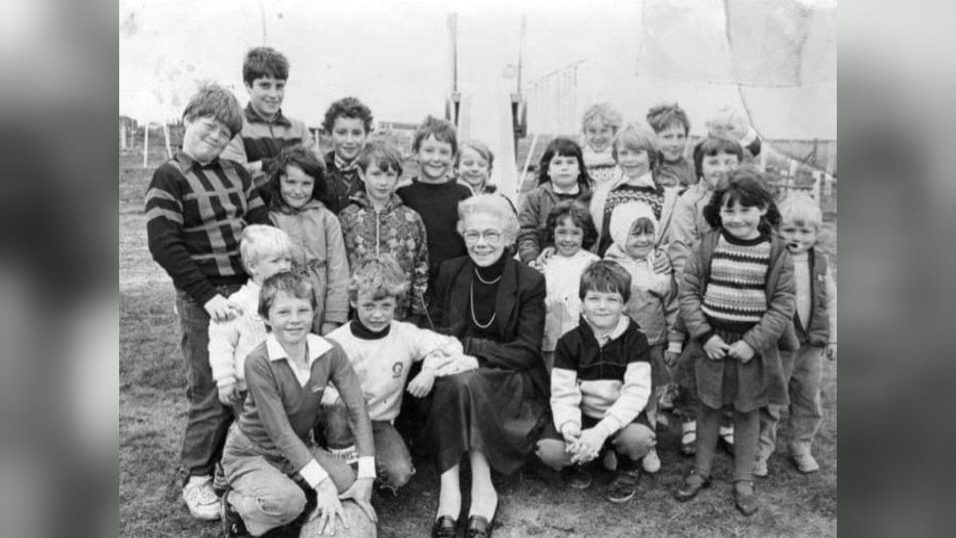 Kathleen NicAsgaill air a cuairteachadh le cloinn