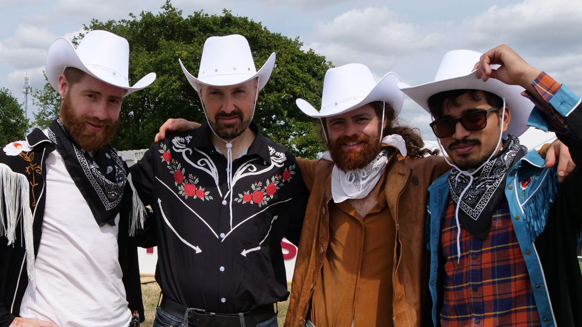 Pedwar person efo het cowboi
