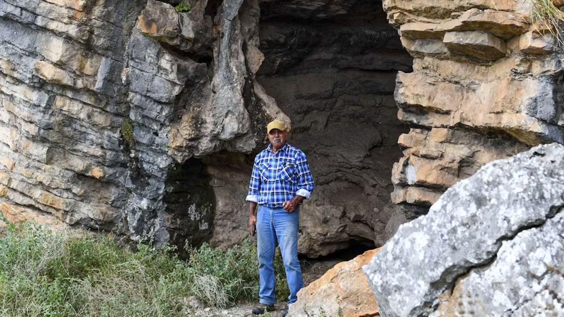 a Gunaikurnai elder by the entrance to cloggs cave