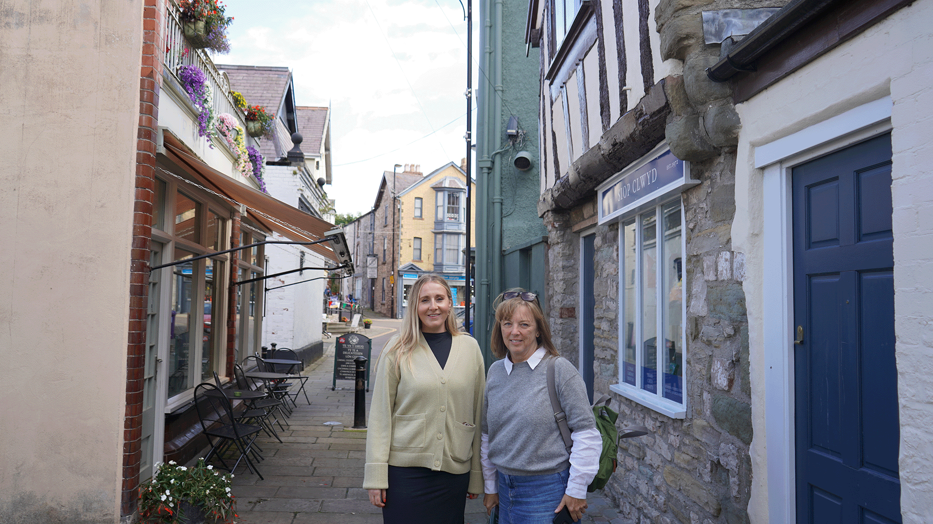 Gwenllian a Ruth Williams o Fenter Iaith Dinbych yn crwydro strydoedd hynafol y dref