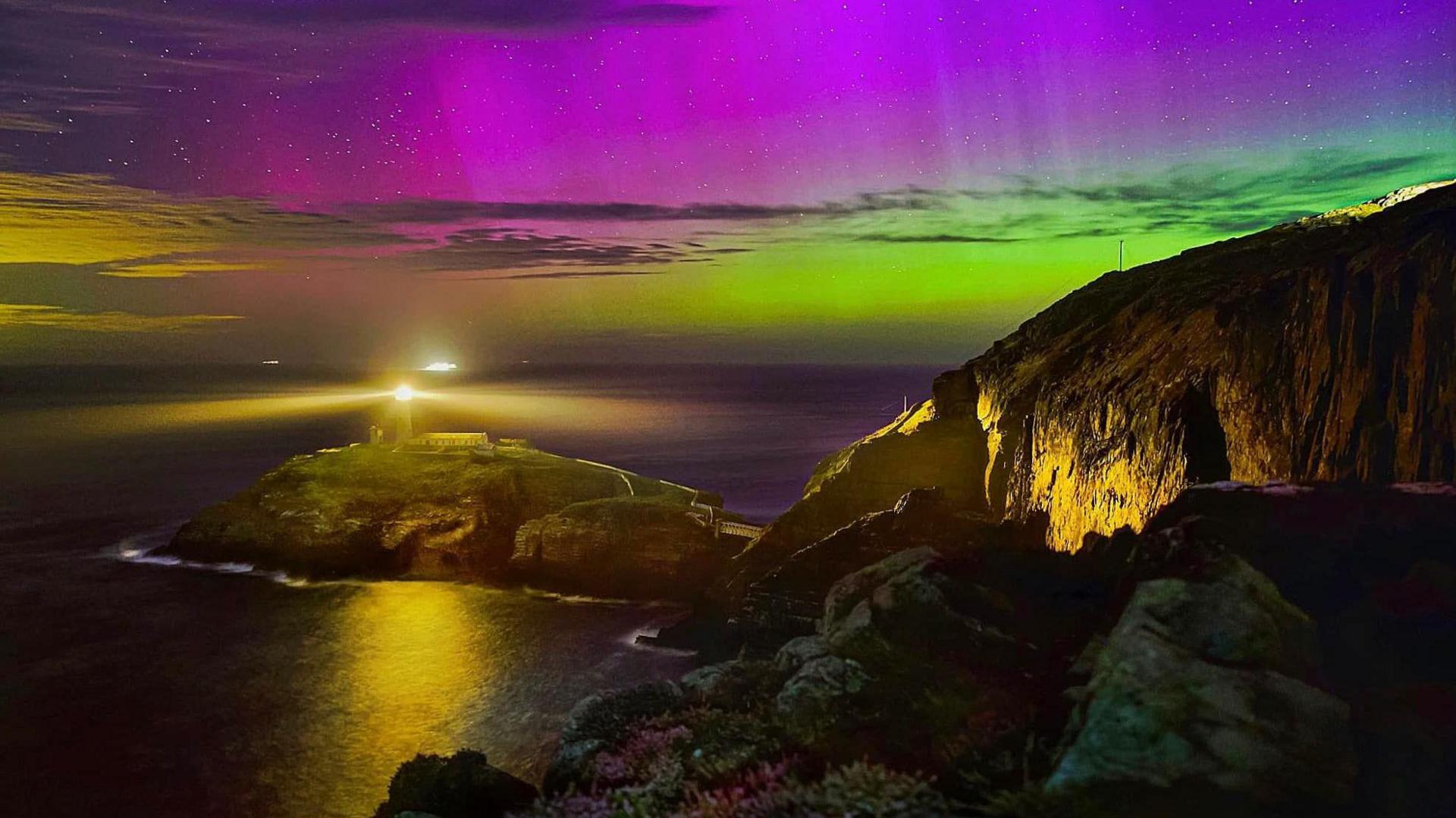 Picture of the nortern lights above South Stack Ynys Lawd lighthouse