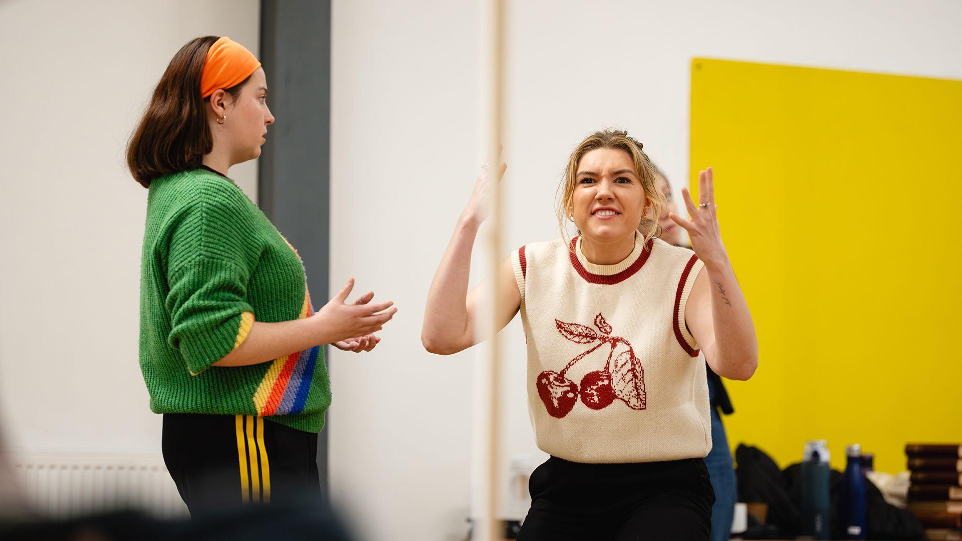 Alys a Begw yn actio