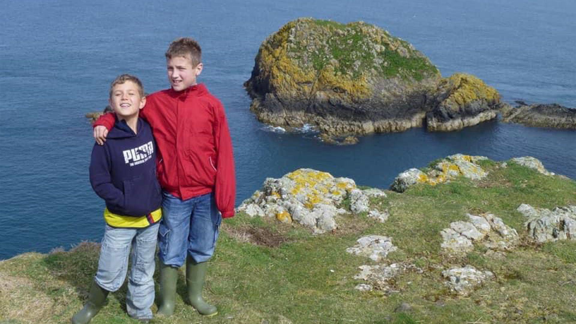 Dewi a'i frawd Tomos pan yn blant