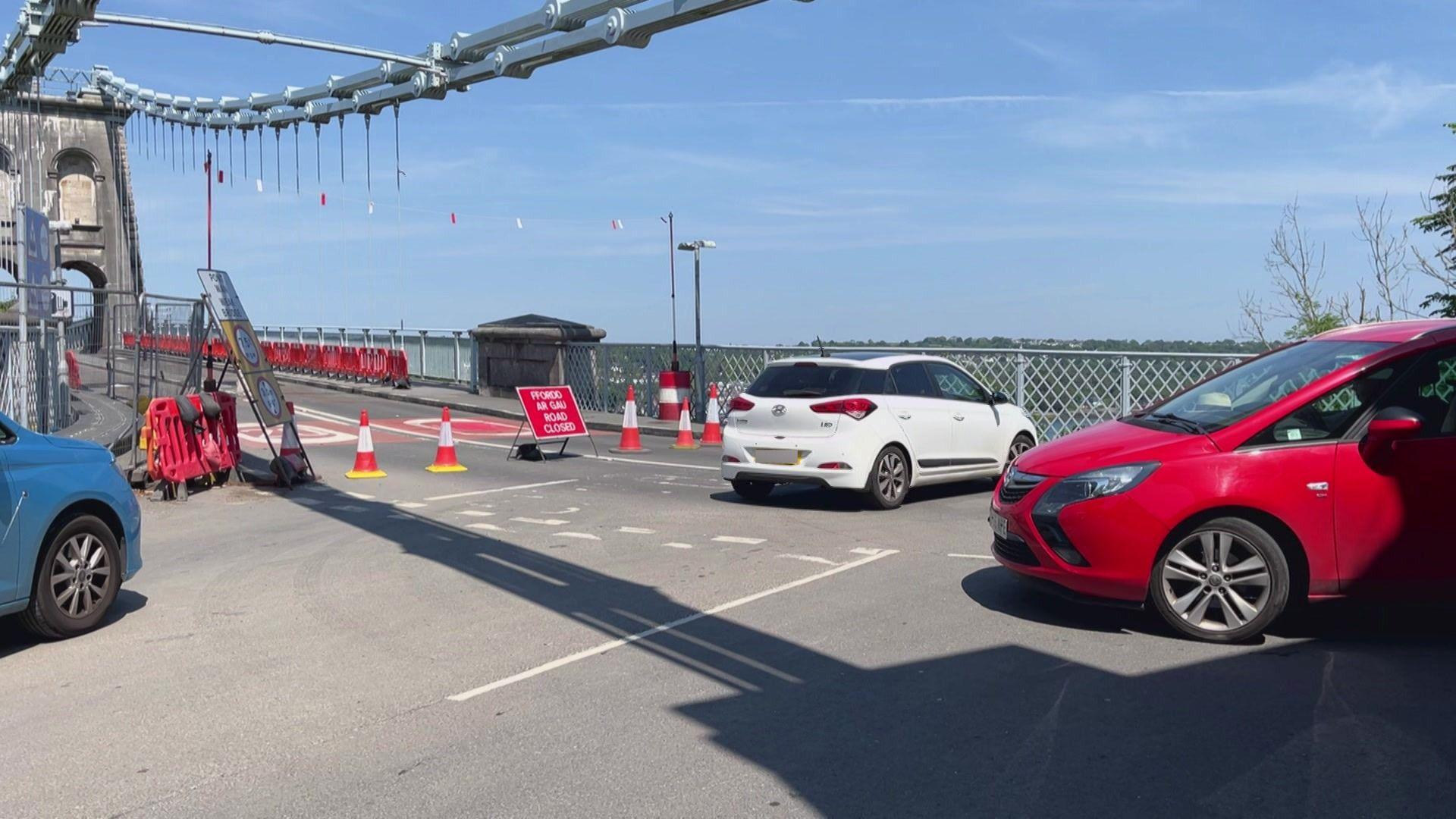 Cerbydau'n troi am yn ôl ger Pont y Borth