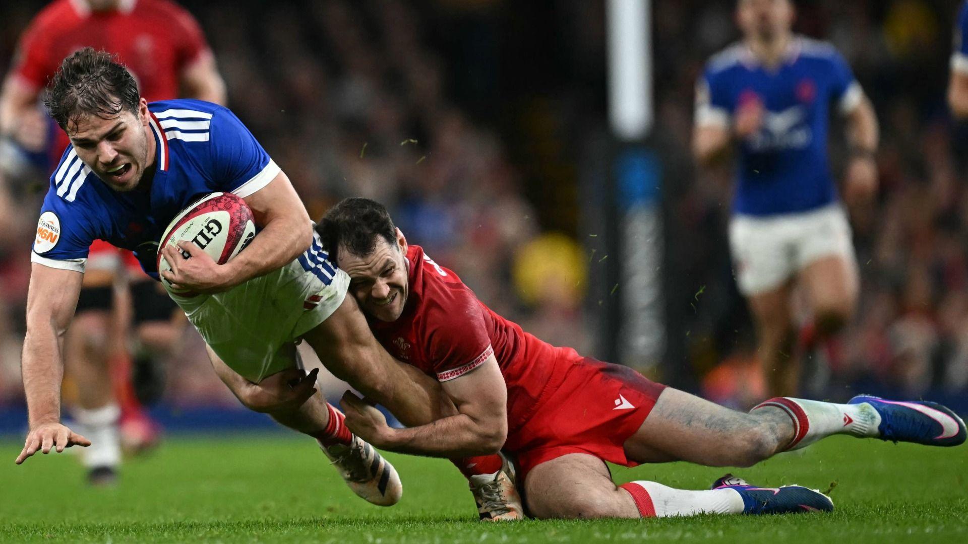 Antoine Dupont a Tomos Lewis