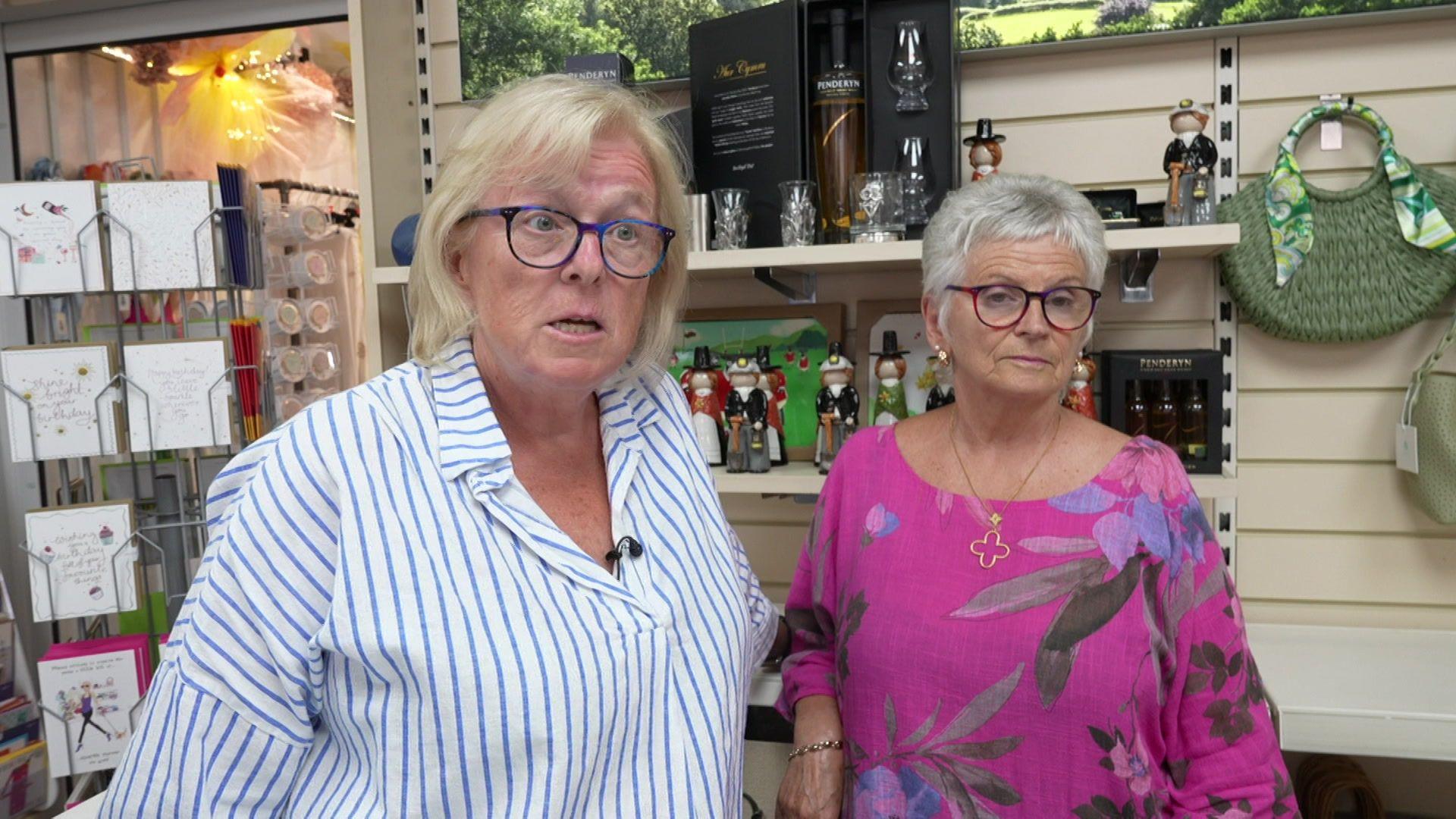 Mae Cynthia Davies a Karen Locke yn gweithio mewn siop yn y dre ac wedi gweld y gostyngiad 