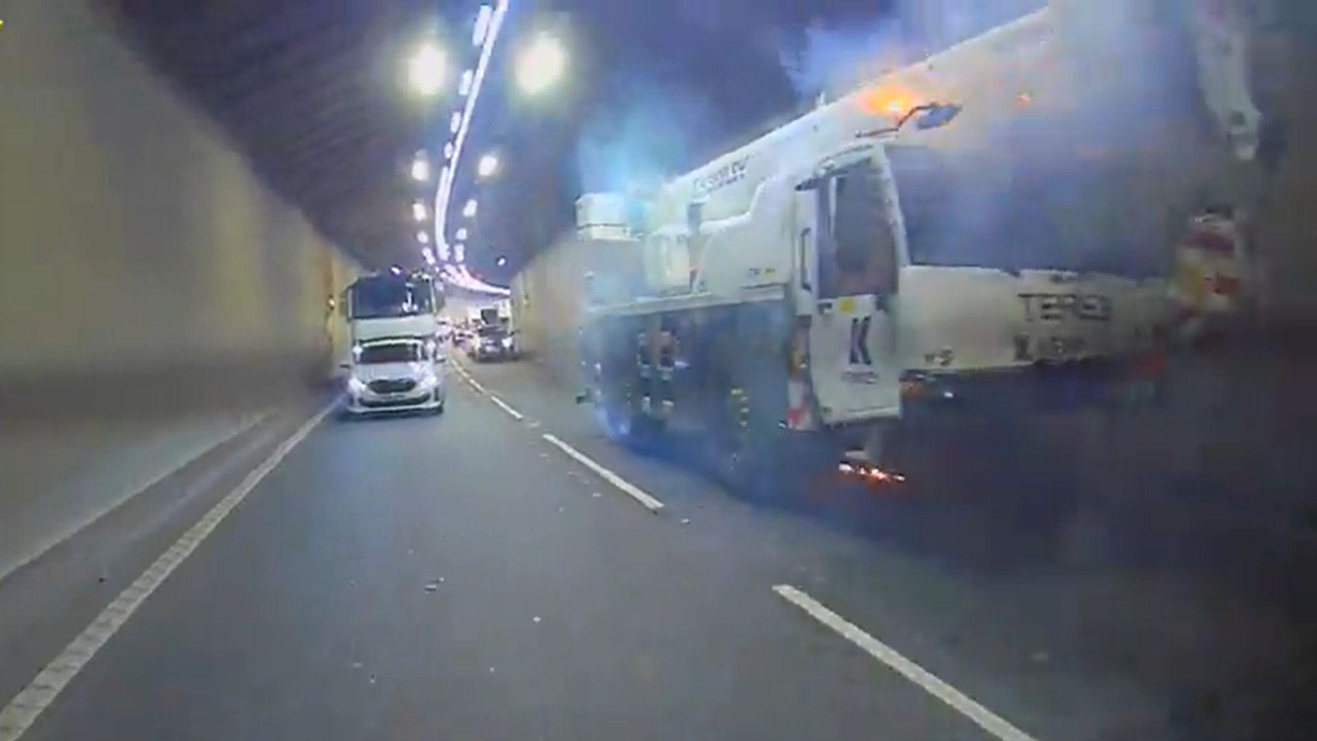 Mae lluniau dash-cam sydd wedi eu hanfon at y BBC yn dangos fflamau'n dod o'r cerbyd yn y twnnel