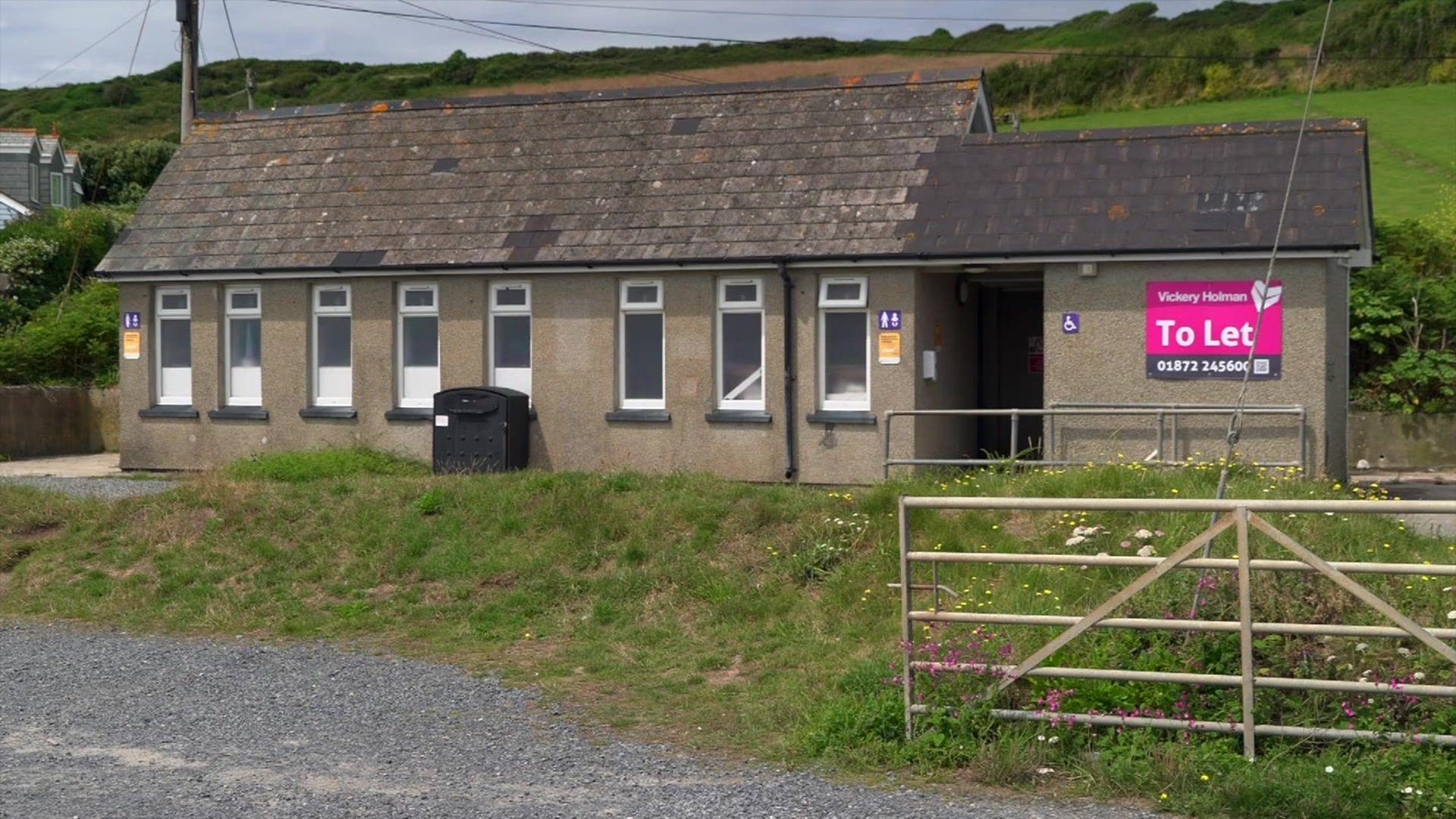 Toilet block with to let sign 