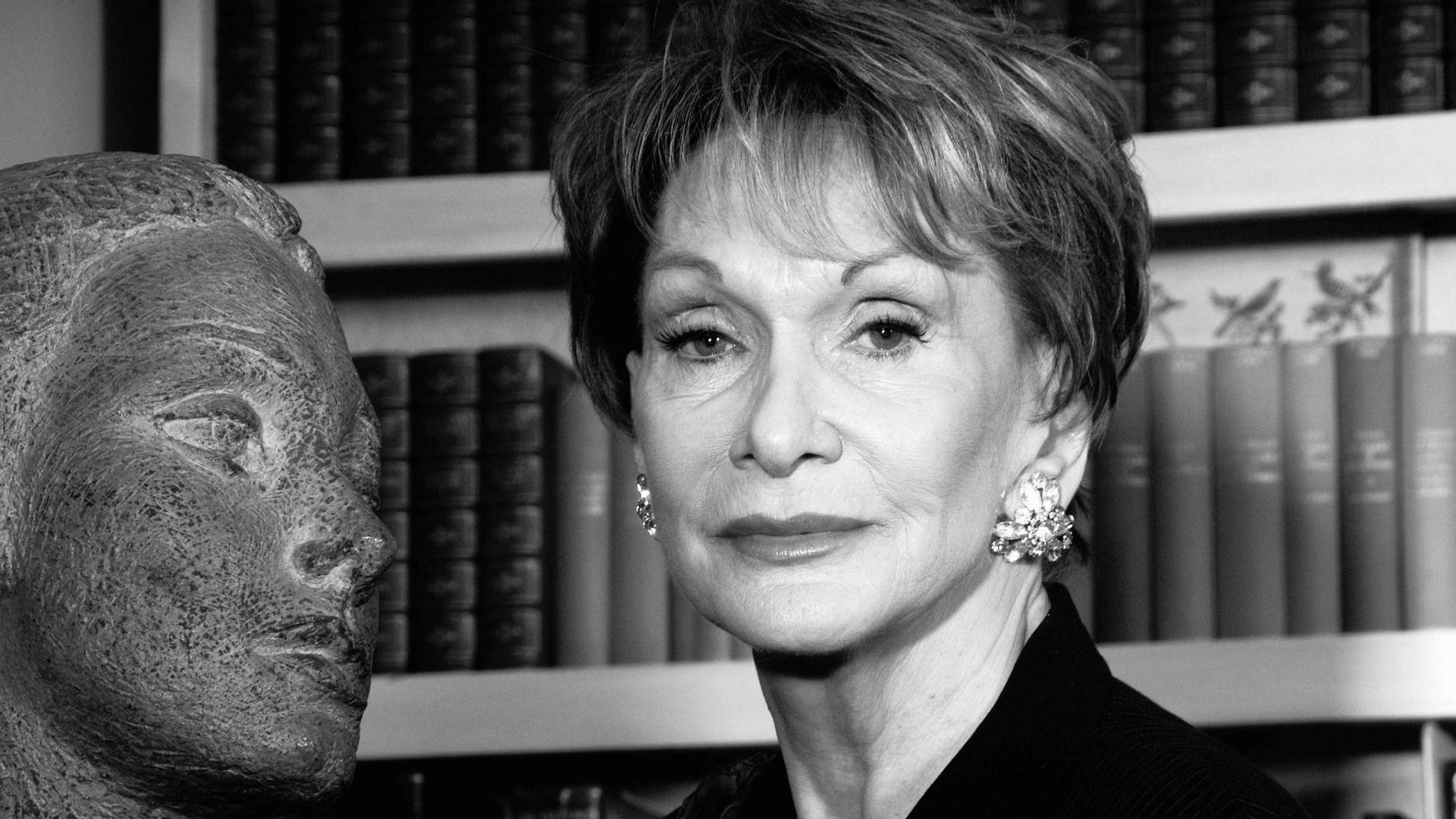 Siân Phillips yn ei chartref yn Llundain, 2004