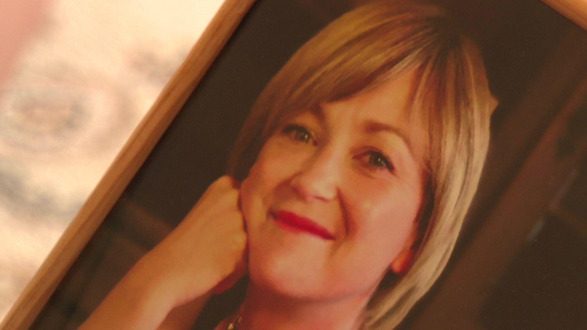 Llun mewn ffrâm o chwaer Gwenno, Carys