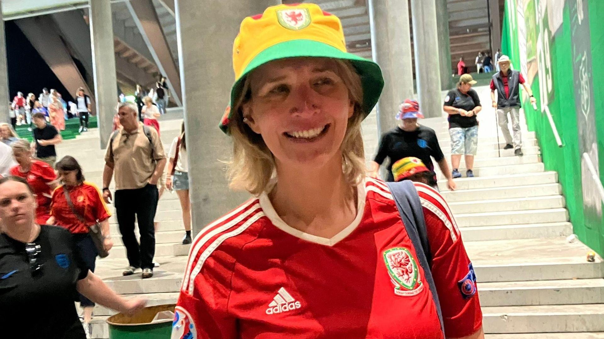 Llun o Mari mewn crys cwch a het bwced Cymru