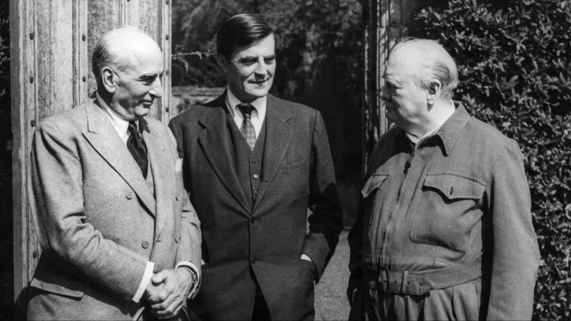 Joseph E Davies (chwith) yn cyfarfod Prif Weinidog Winston Churchill ar ran Arlwydd Truman yn Chequers, tua 1940.