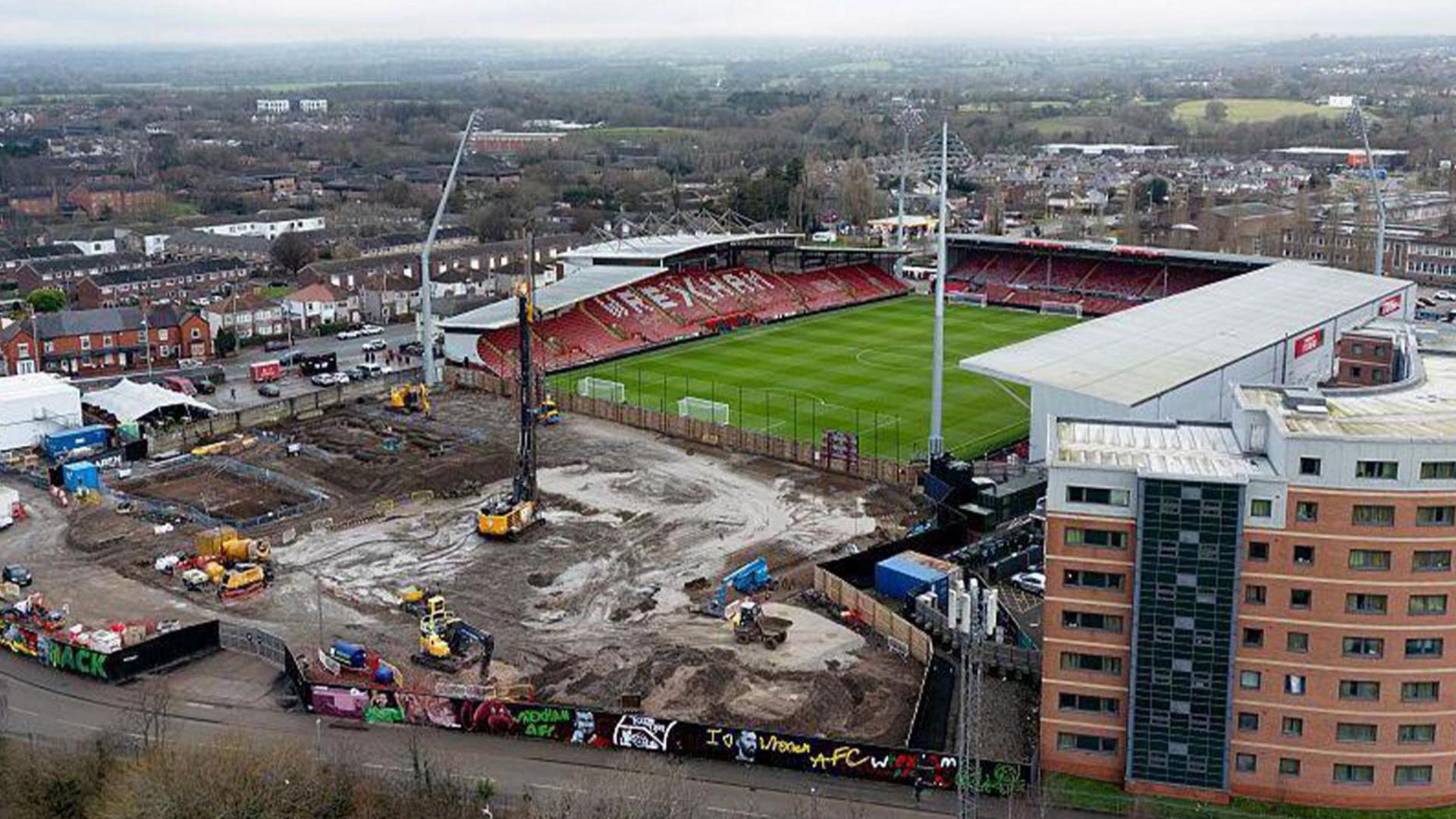 Y Cae Ras (stadiwm Wrecsam_ yn cael ei uwchraddio yn 2026
