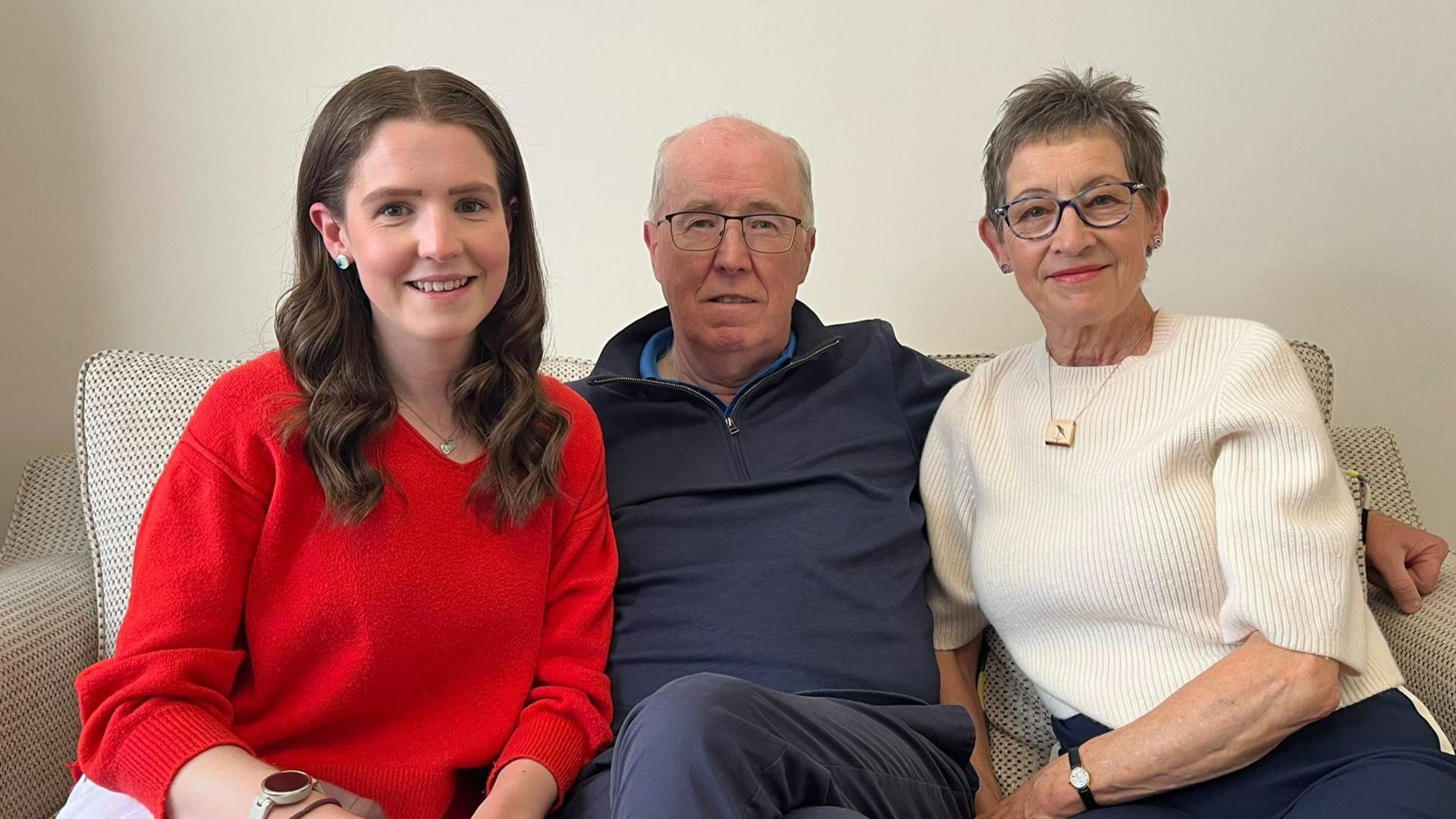 Amlyn ab Iorwerth o Bwllheli gyda'i ferch Shona a'i wraig Michelle