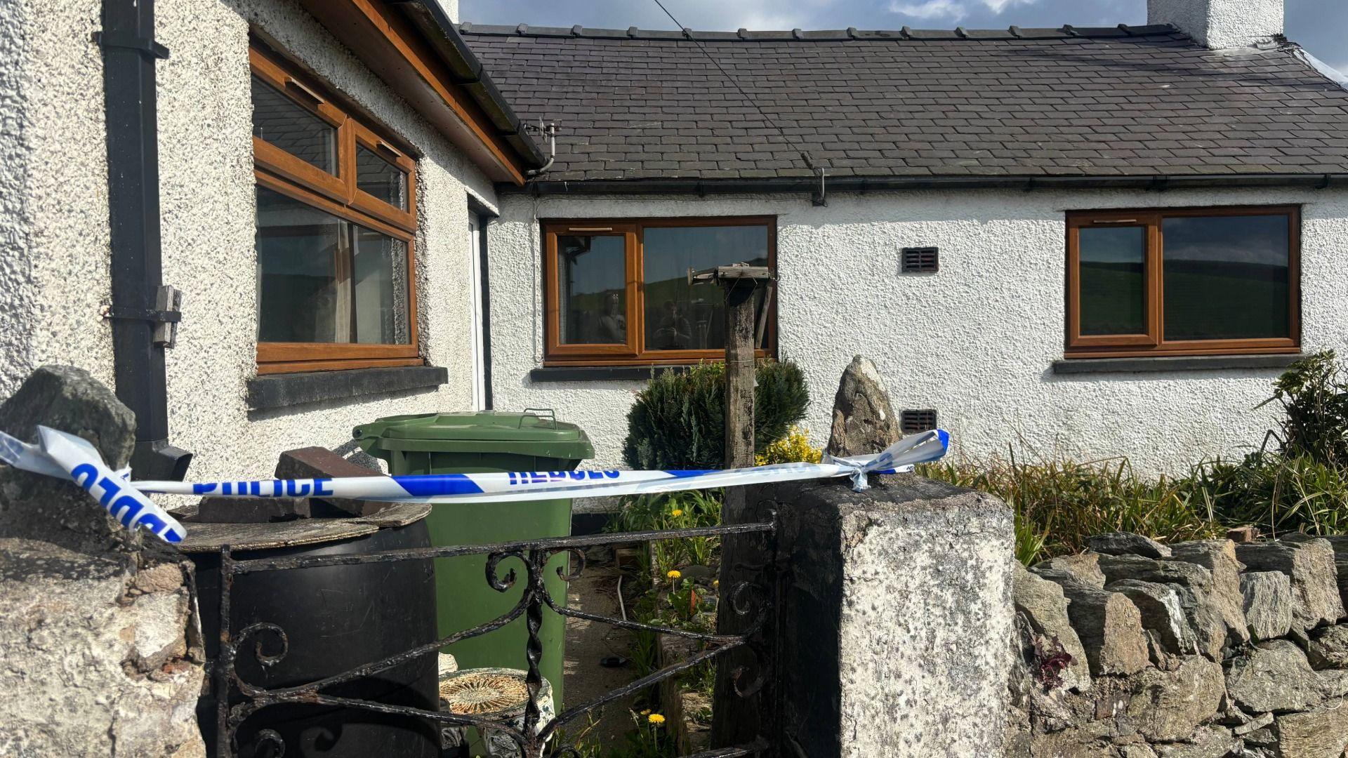 Y tŷ ble oedd y tân