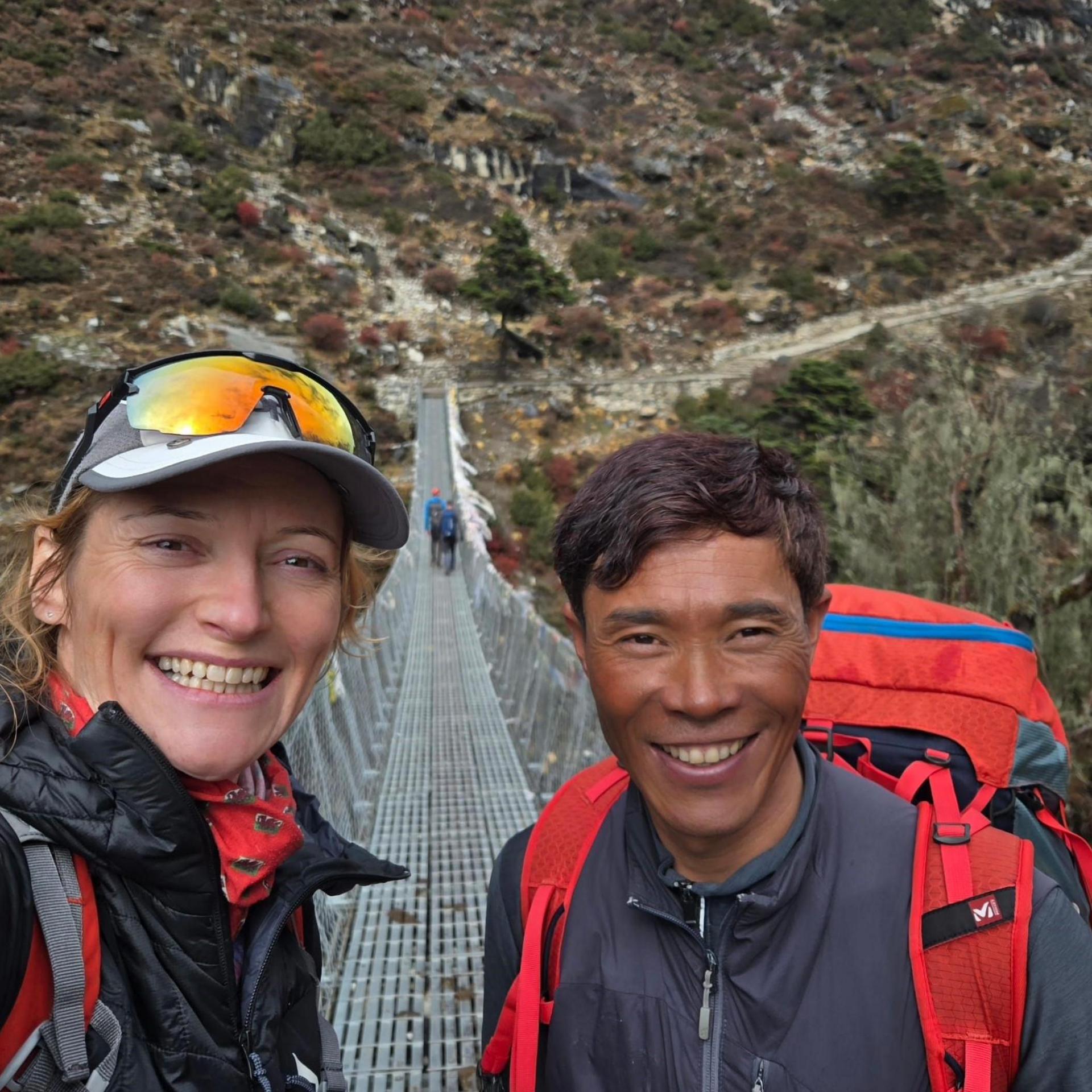 Catrin gyda phrif Sherpa ei thaith