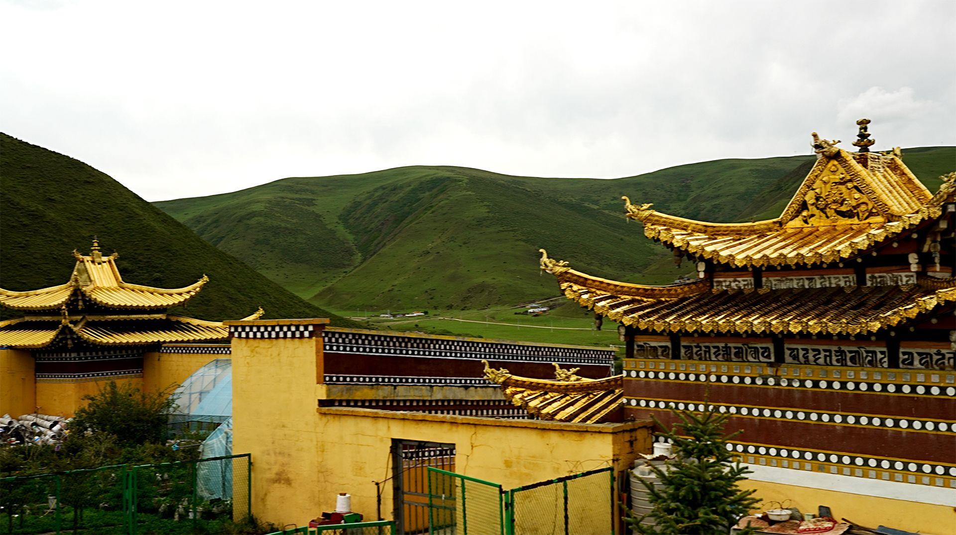 Langcuo Ma Monastery near the rolling grassland at the edge of the Himalayan plateau