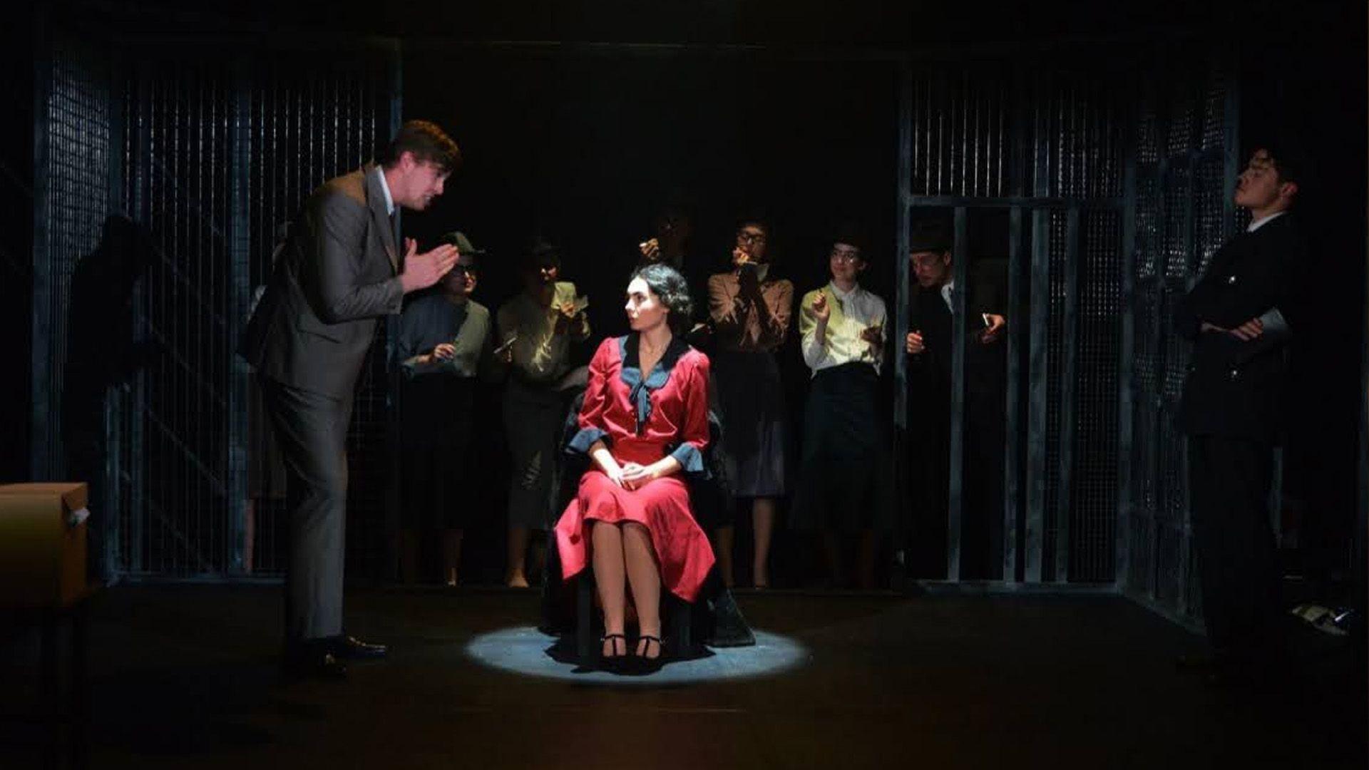 Beca'n perfformio ar lwyfan yr ysgol ddrama Italia Conti yn Lloegr mewn cynhyrchiad o'r enw Machinal, wedi ei gyfarwyddo gan Chris White