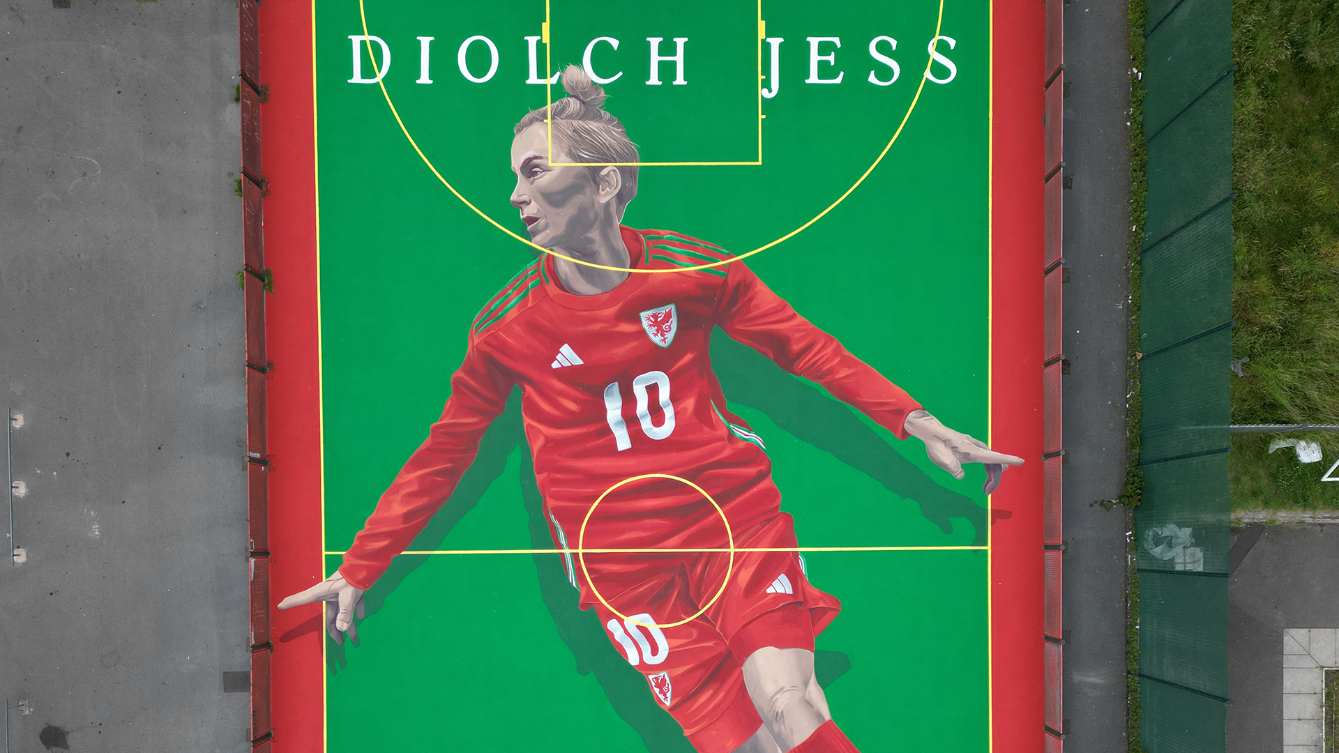 Murlun Jess Fishlock ar gae pel-droed