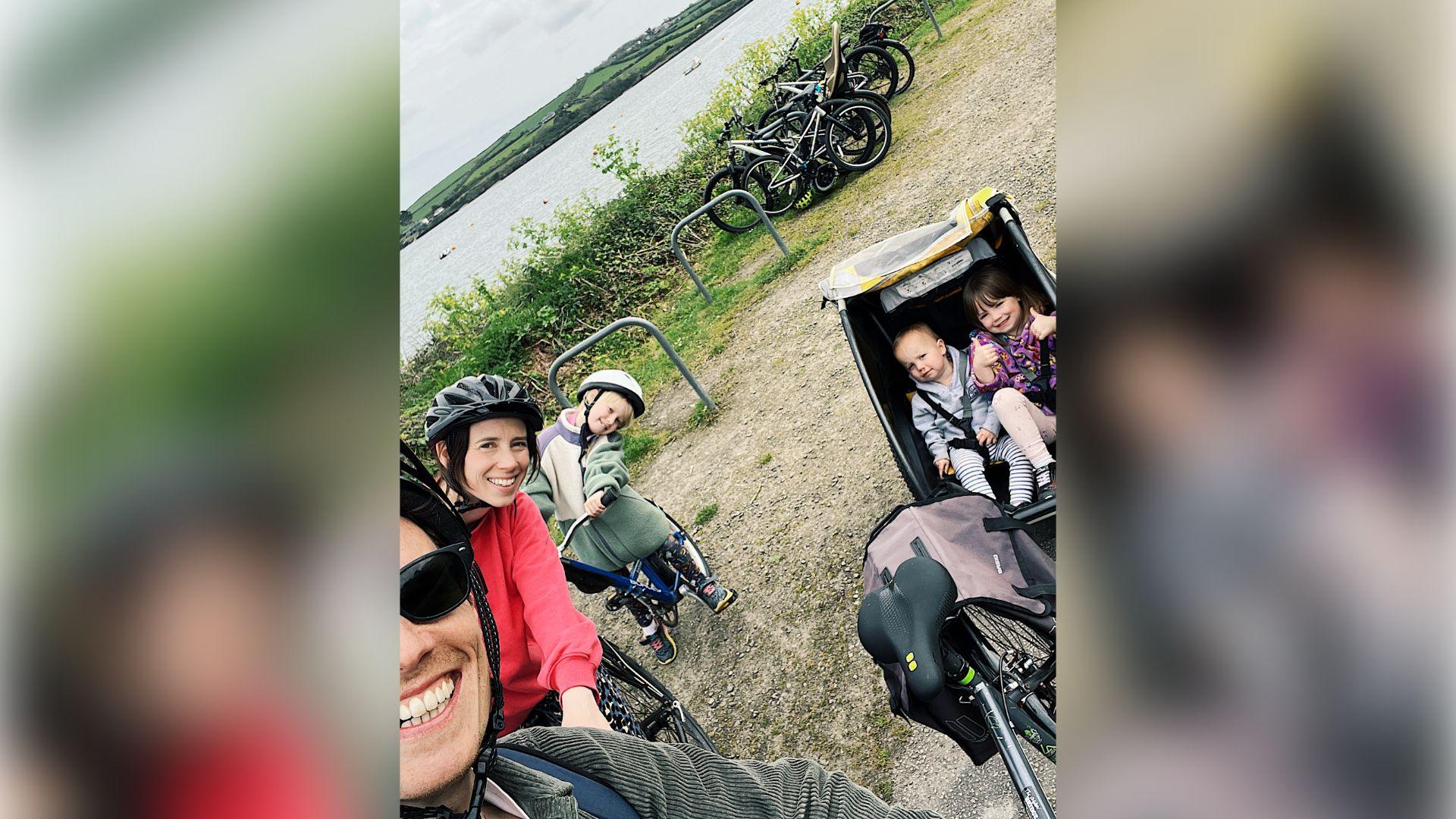 Llun o Al Lewis allan ar feiciau gyda'i deulu - ei wraig a'u tri o blant.