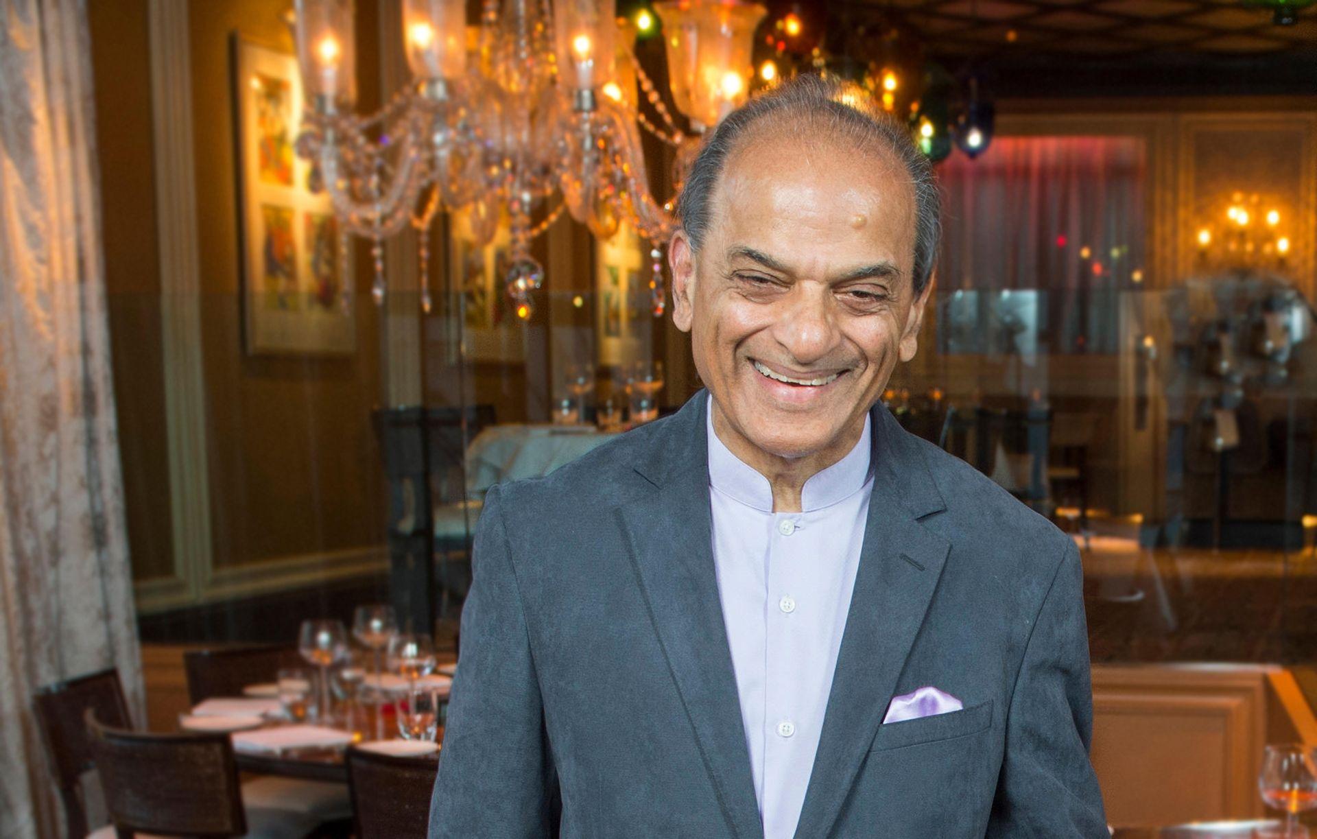 Foto nga koka dhe shpatullat e bashkëpronarit të restorantit Veeraswamy, Ranjit Mathrani.