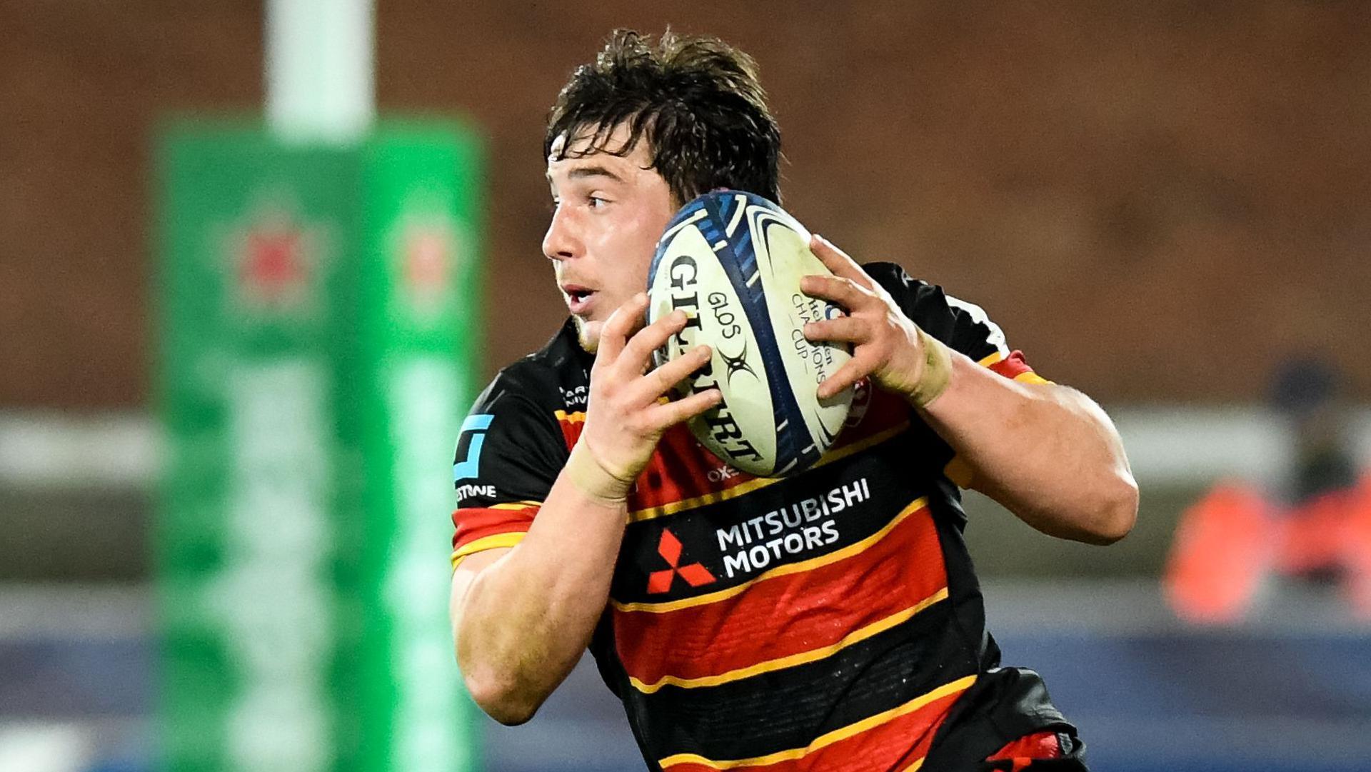 Henry Walker carrying the ball during a game for former club Gloucester