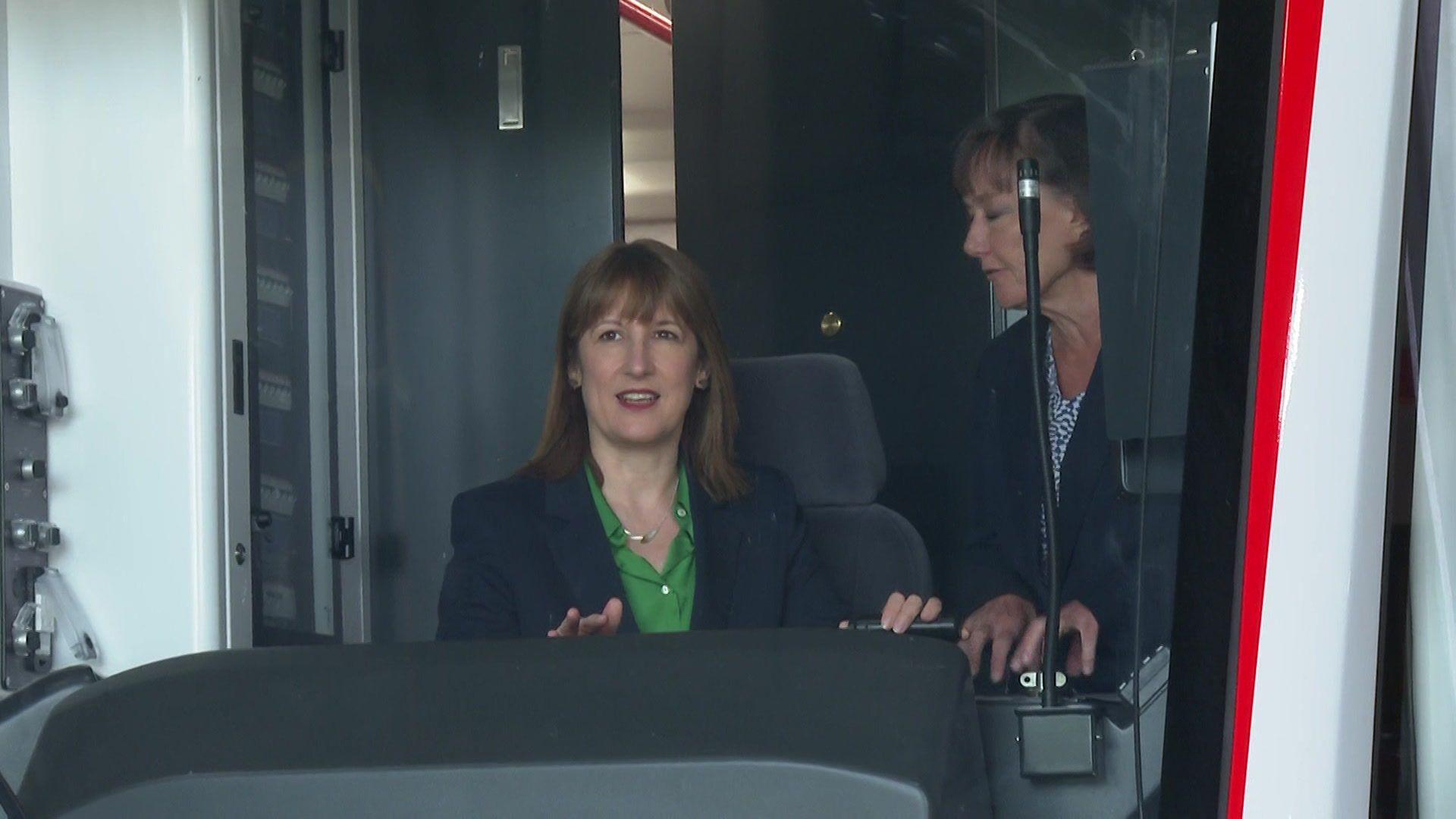 Llun o Rachel Reeves mewn tren