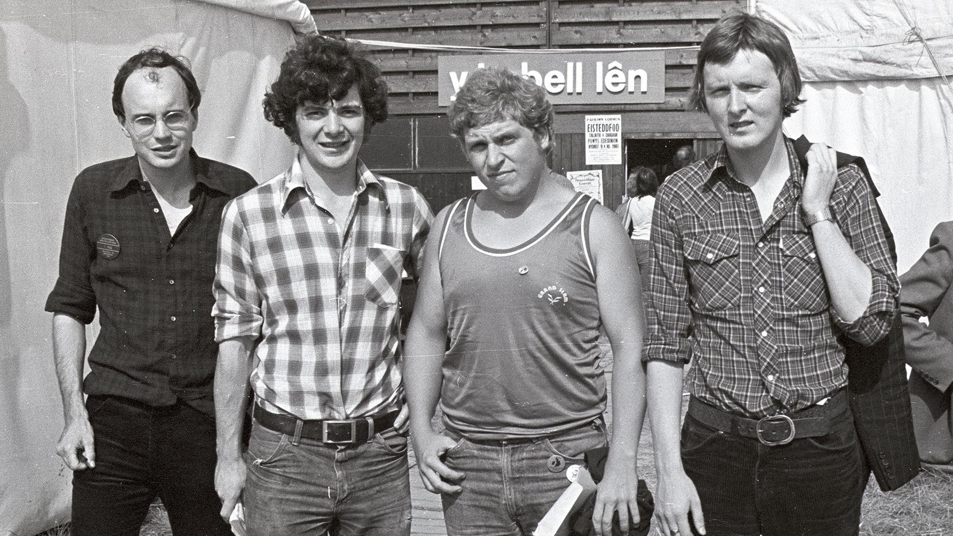 Llun du a gwyn o Dylan Iorwerth, Myrddin ap Dafydd, Guto Davies a Gari Wyn 