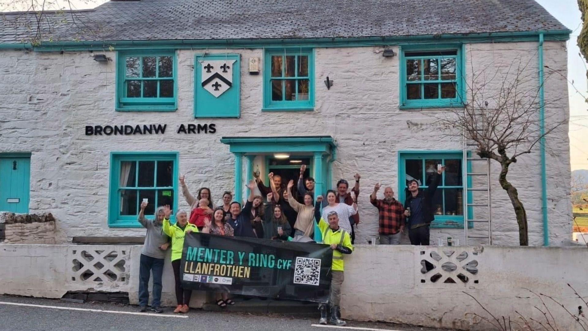 Llun o aelodau Menter y Ring y tu allan i dafarn y Brondanw Arms